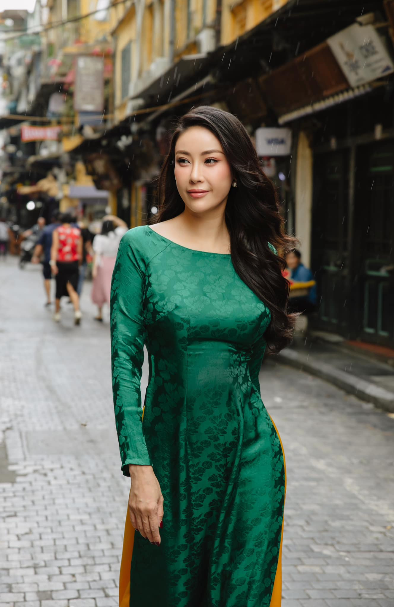 Năm nay, Hoa hậu Hà Kiều Anh dành thời gian cùng gia đình đón Tết ở thủ đô. Những năm trước, cô thường đón năm mới ở TPHCM hoặc ra nước ngoài. Ra Hà Nội, Hoa hậu Việt Nam 1992 diện áo dài xuống phố cổ những ngày đầu năm để tận hưởng không khí vắng vẻ, thoáng đãng hiếm hoi trong năm.