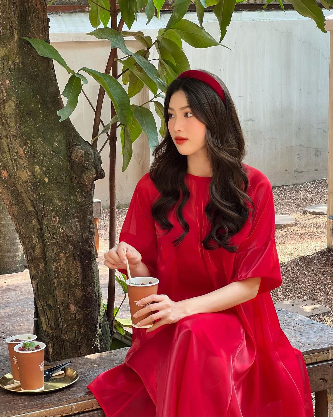 Á hậu Ngọc Thảo diện áo dài khăn đóng màu đỏ rực rỡ khi du xuân. Cô đón Tết ở TPHCM cùng bố mẹ.