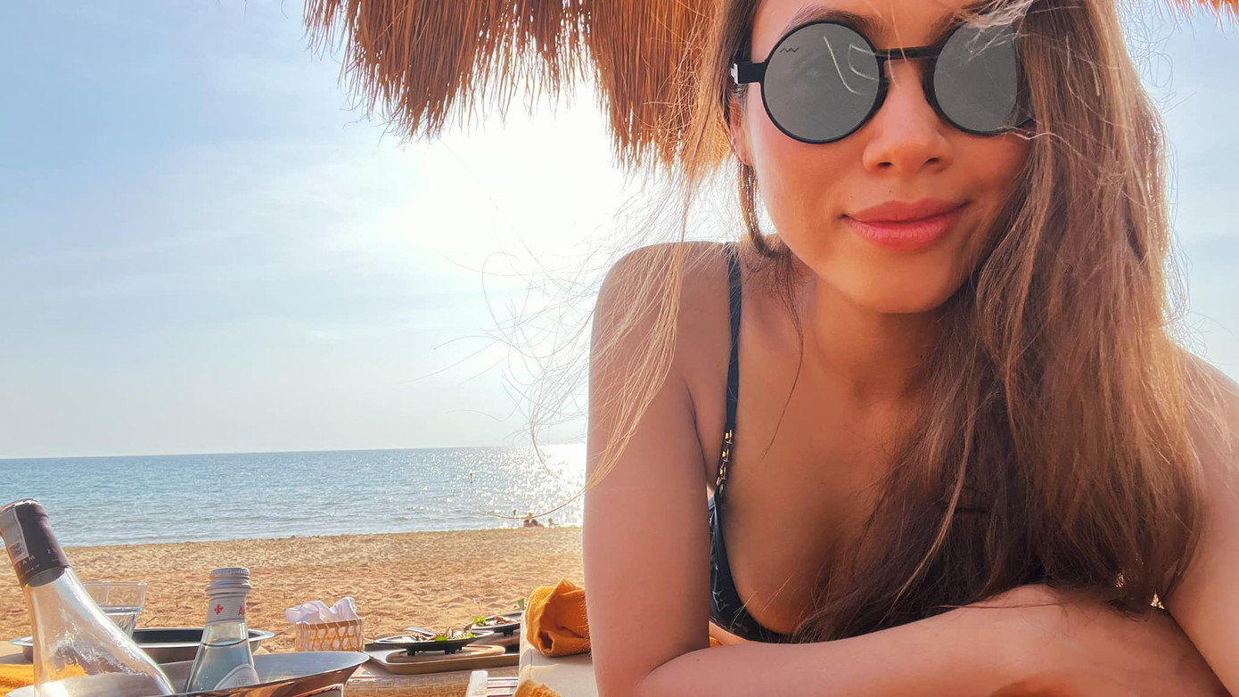 Trong khi các người đẹp quây quần bên gia đình ngày Tết thì Á hậu Hoàng My chia sẻ hình ảnh thảnh thơi trên bãi biển trong ngày mùng 3 Tết.