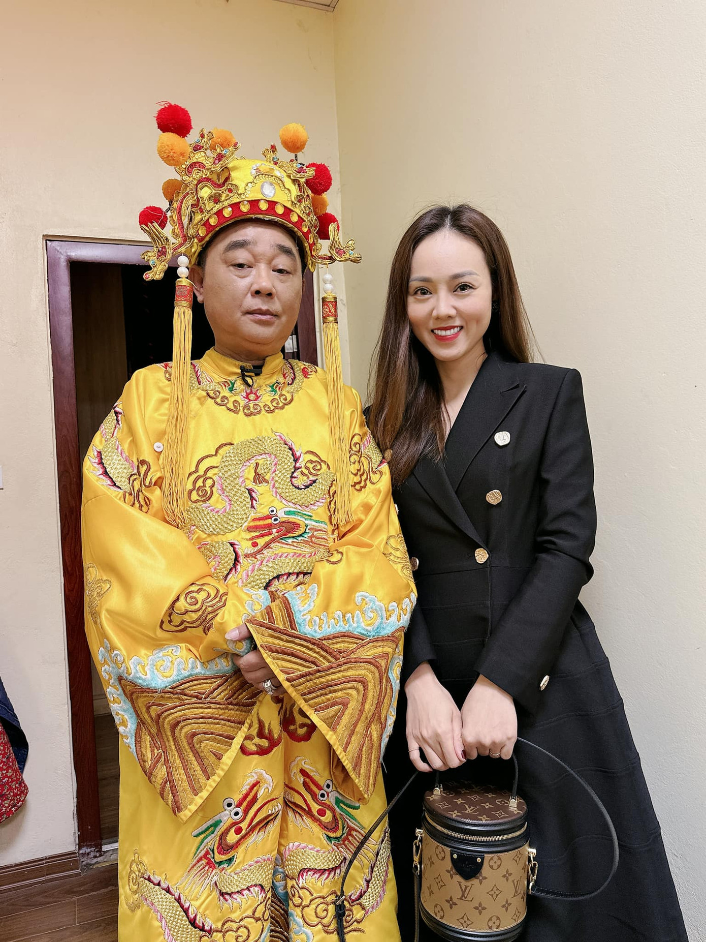 NSND Công Lý được vợ là phóng viên Ngọc Hà chăm sóc chu đáo trong quá trình ghi hình Táo Quân 2023. NSND Công Lý được vợ là phóng viên Ngọc Hà chăm sóc chu đáo trong quá trình ghi hình Táo Quân 2023.