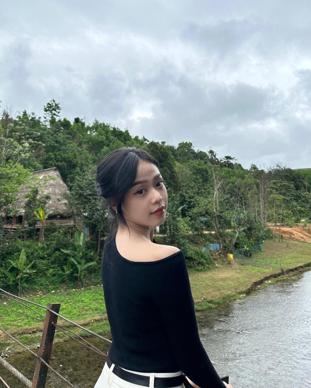 Hoa hậu Thanh Thủy diện trang phục giản dị khi du xuân ngày đầu năm ở quê nhà Đà Nẵng. Dịp Tết, cô chọn trang phục năng động.