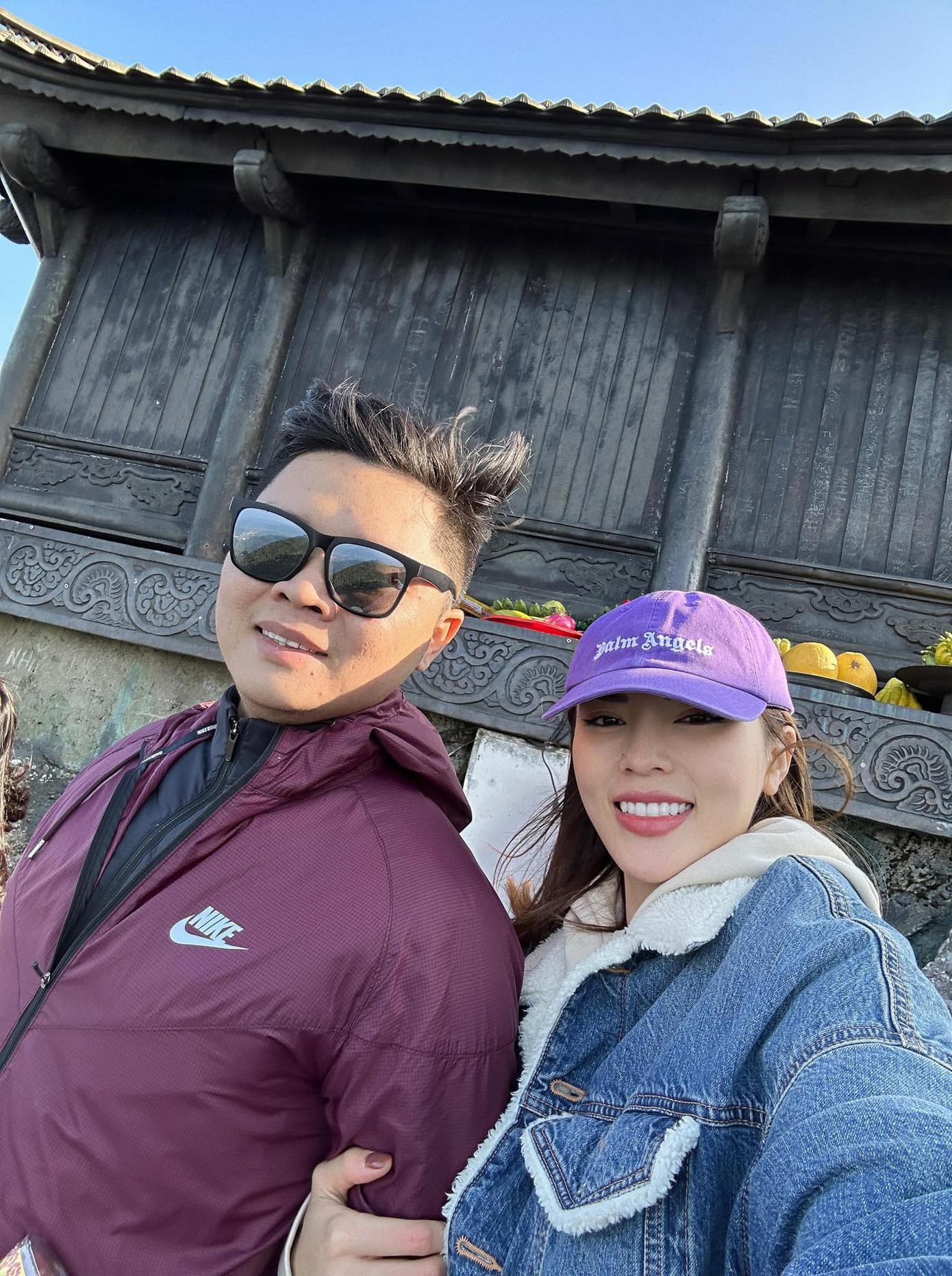 Hoa hậu Kỳ Duyên vãn cảnh Yên Tử vào ngày mùng 3 Tết. Cô háo hức chia sẻ đây là lần đầu tới đây. Người đẹp cho biết bị tê buốt hai cánh tay khi leo tới đỉnh chùa Đồng. Cô chia sẻ bức ảnh chụp cùng anh trai.