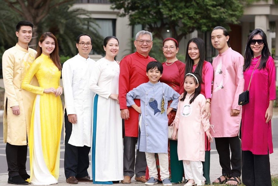 Á hậu Thuỳ Dung chia sẻ hình ảnh du xuân cùng gia đình và ông xã. Cặp đôi cùng diện áo dài màu vàng nổi bật. Đây cũng là năm đầu Thuỳ Dung về làm dâu dịp Tết. Cặp đôi kết hôn vào cuối năm 2022 ở TPHCM.