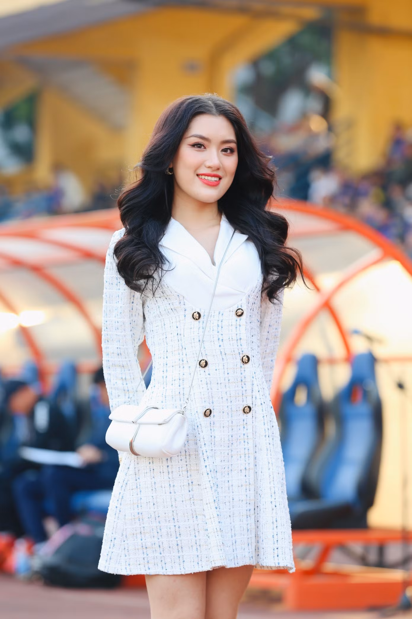Top 10 Hoa hậu Việt Nam 2022 - Phan Phương Oanh diện váy trắng thanh lịch khi đến theo dõi trận đấu. Cô chia sẻ niềm vui khi được đồng hành cùng sự kiện thể thao, xã hội uy tín và có sức lan tỏa như Siêu cúp quốc gia 2022.
