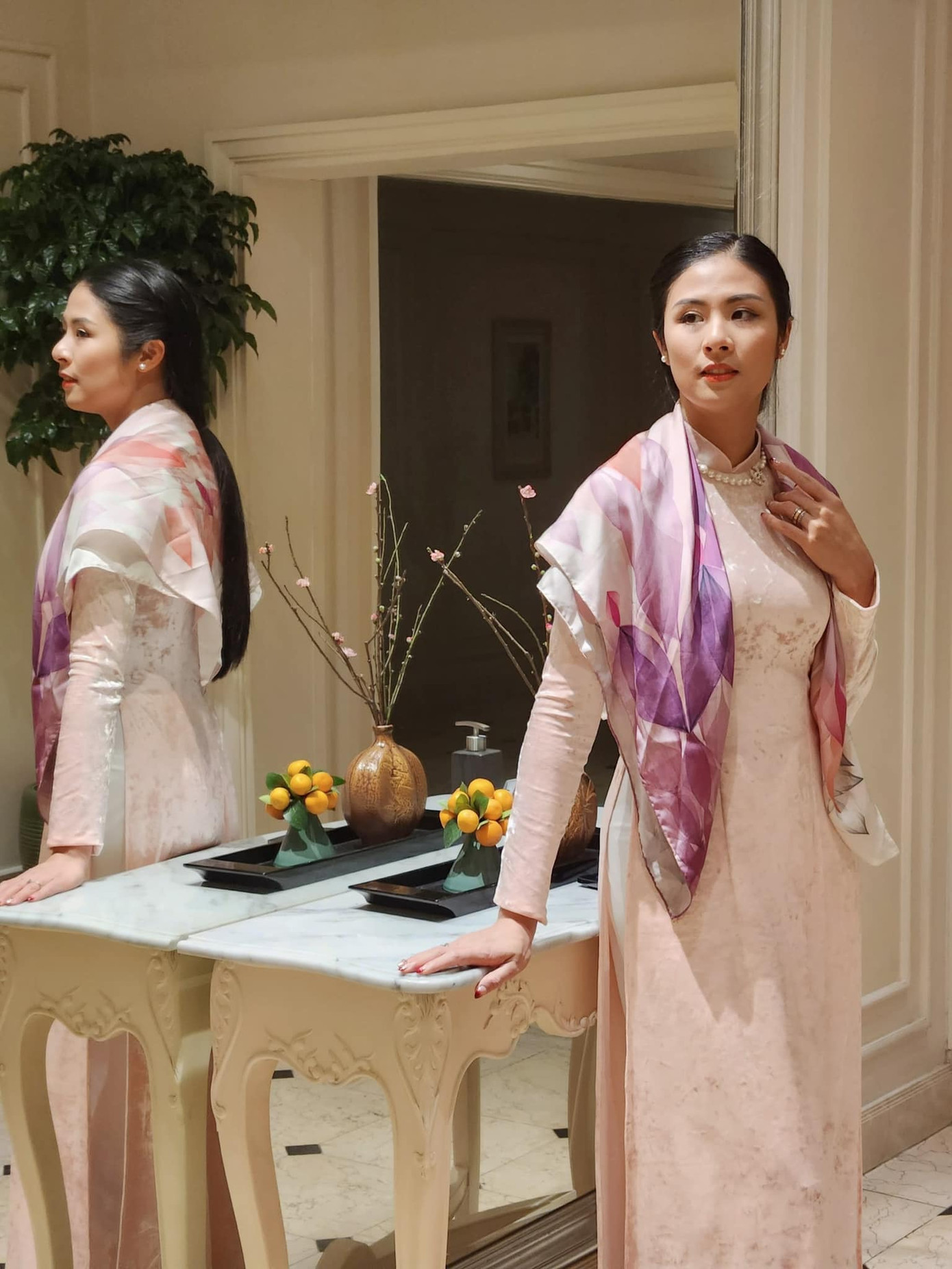 Hoa hậu Ngọc Hân và ông xã Phạm Phú Đạt du xuân trong ngày đầu năm mới. Hai vợ chồng Ngọc Hân cùng diện trang phục áo dài truyền thống. Mặc áo dài đi chúc Tết ngày mùng 1 là truyền thống được Hoa hậu Việt Nam 2010 duy trì nhiều năm nay.