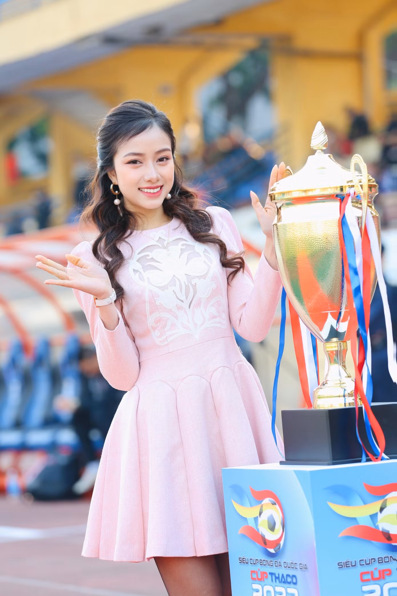 Người đẹp Nhân ái Nguyễn Ngọc Mai cho biết cô rất vui khi lần đầu tiên được tham dự sự kiện Siêu cúp bóng đá Quốc gia. Là Người đẹp Nhân ái cuộc thi Hoa hậu Việt Nam năm 2022, Ngọc Mai luôn tâm niệm sẽ đồng hành, sát cánh cùng báo Tiền Phong trong các hoạt động từ thiện, xã hội ý nghĩa. “Đây hứa hẹn sẽ là trận đấu vô cùng gay cấn, hấp dẫn. Mai rất háo hức để theo dõi trận đấu này”, cô nói.