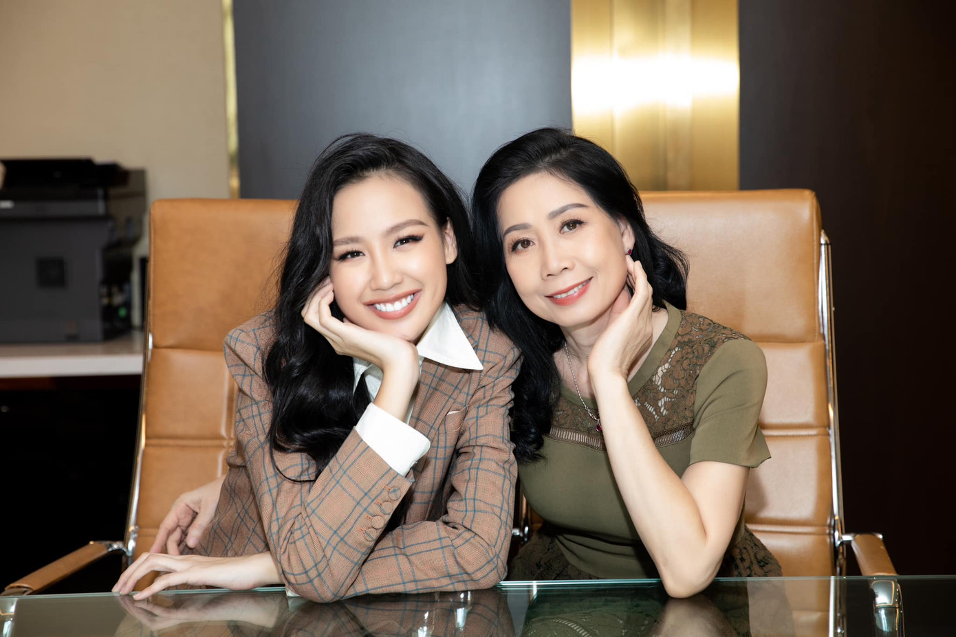 Á hậu Bảo Ngọc hội ngộ gia đình trong ngày đầu năm mới. Nhan sắc trẻ trung của mẹ Bảo Ngọc nhận được nhiều lời khen ngợi.