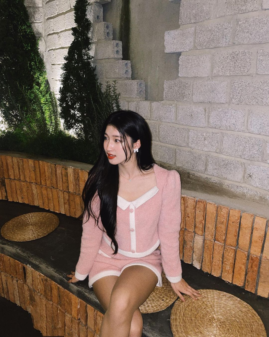 Á hậu Phương Nhi diện trang phục tông hồng pastel khi hội ngộ bạn bè ngày đầu năm. Người đẹp xứ Thanh chuộng trang phục nữ tính.