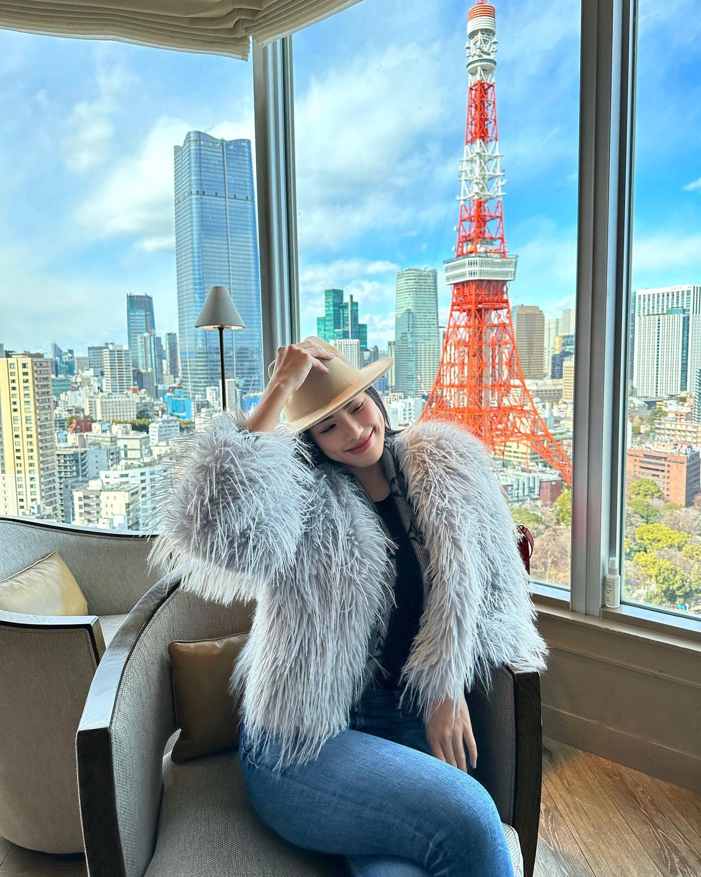 Á hậu Kim Duyên đón năm mới ở Nhật. Cô diện áo lông cá tính kết hợp cùng quần jeans.