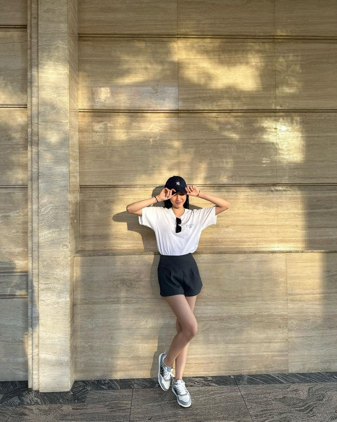 Á hậu Phương Anh diện trang phục năng động, cá tính khi xuống phố vào ngày mùng 3 Tết. Vì đường phố TPHCM những ngày Tết vắng vẻ nên Phương Anh chọn di chuyển bằng xe đạp để thảnh thơi ngắm cảnh.