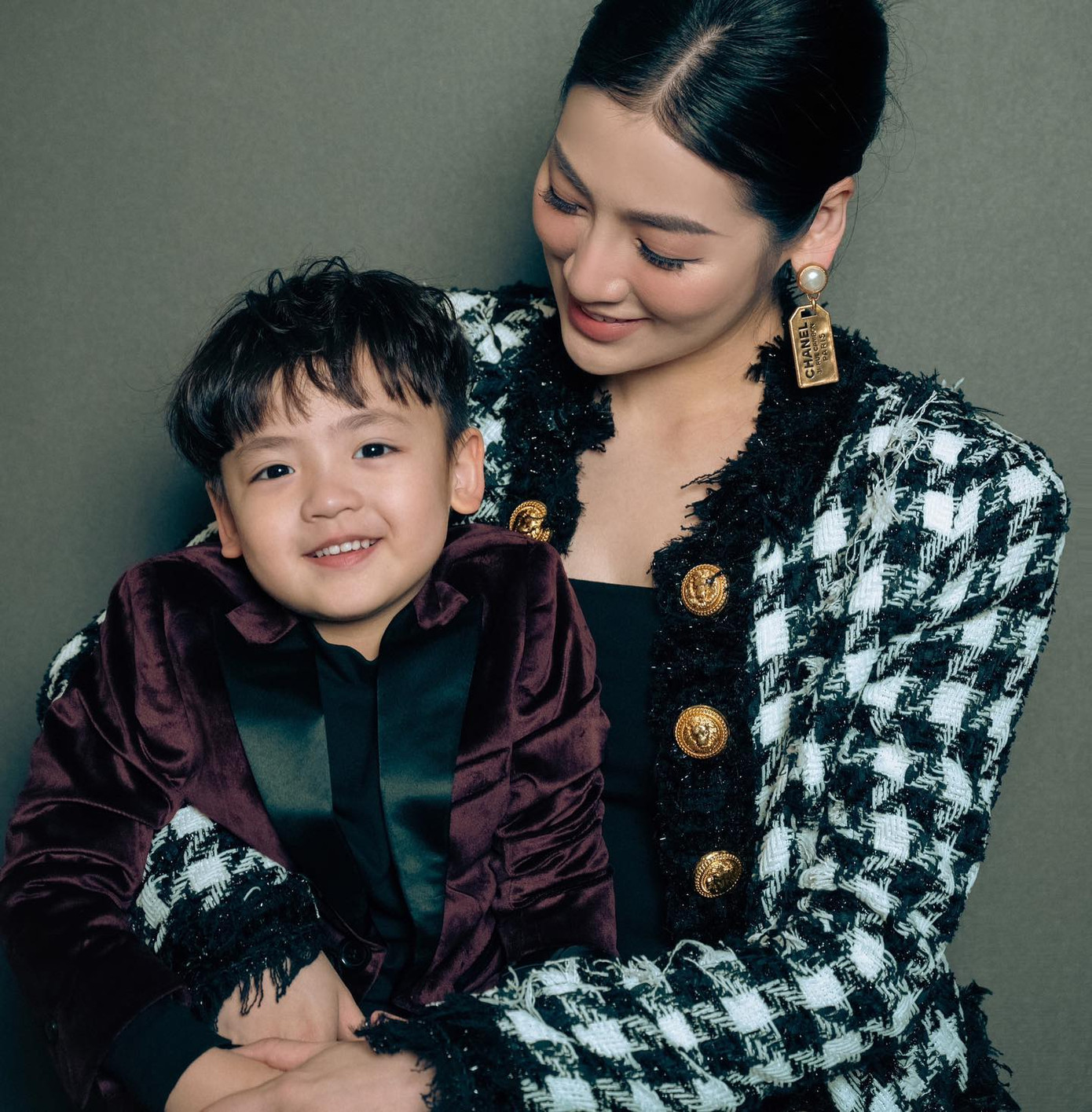 Á hậu Tú Anh khoe con trai kháu khỉnh trong ngày đầu năm mới. Nhóc tỳ nhà Tú Anh được xem là một trong những sao nhí gây chú ý vì có lượng theo dõi lớn trên mạng xã hội.