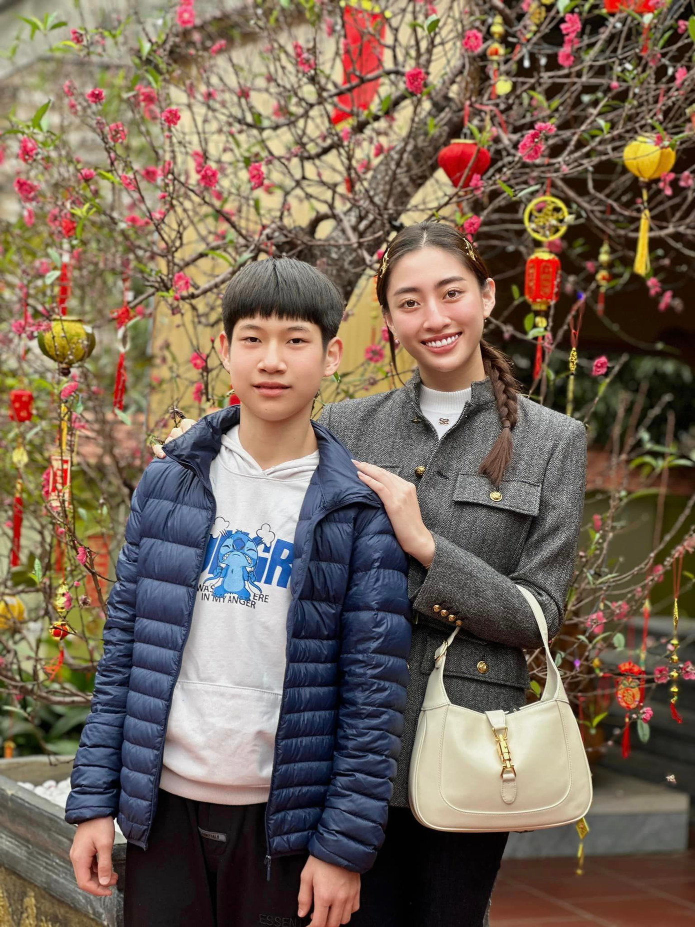 Hoa hậu Lương Thùy Linh diện trang phục giản dị khi đi chúc Tết, du xuân cùng mẹ và em trai. Năm nào, Lương Thùy Linh cũng về đón Tết cùng gia đình ở Cao Bằng. 2022 cũng là năm đáng nhớ với Lương Thùy Linh khi cô khép lại nhiệm kỳ 3 năm của danh hiệu Miss World Vietnam 2019. Trong nhiệm kỳ, Lương Thùy Linh để lại nhiều dấu ấn khi vào top 12 tại Miss World và thực hiện nhiều hoạt động từ thiện.