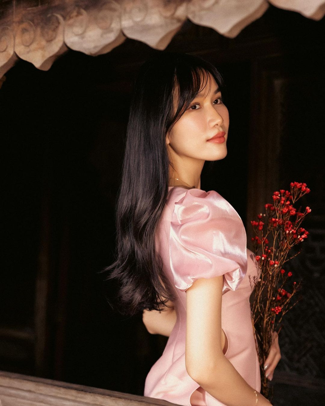 Á hậu Phương Anh diện áo dài màu hồng pastel đi vãn cảnh ngày mùng 2 Tết. Năm 2022, Phương Anh đại diện Việt Nam thi Hoa hậu Quốc tế ở Nhật Bản nhưng không vào top khiến khán giả tiếc nuối. Sau cuộc thi, người đẹp nhanh chóng lấy lại tinh thần và tập trung vào việc hoàn thành chương trình cao học.