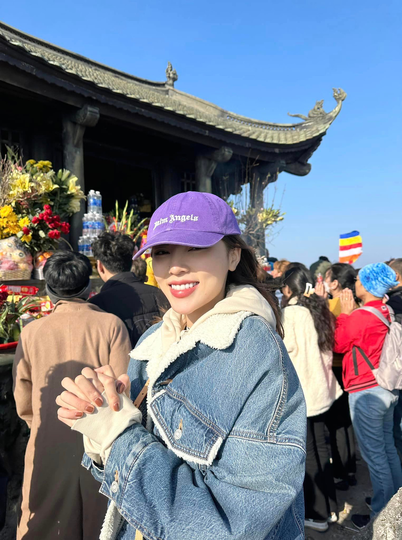 Hoa hậu Kỳ Duyên vãn cảnh Yên Tử vào ngày mùng 3 Tết. Cô háo hức chia sẻ đây là lần đầu tới đây. Người đẹp cho biết bị tê buốt hai cánh tay khi leo tới đỉnh chùa Đồng. Cô chia sẻ bức ảnh chụp cùng anh trai.