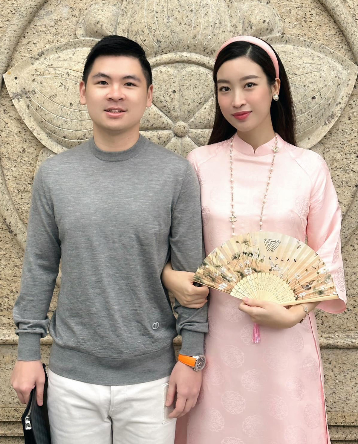 Ngày đầu năm, Hoa hậu Đỗ Mỹ Linh diện áo dài ngọt ngào màu hồng pastel đi du xuân cùng ông xã - chủ tịch CLB Hà Nội Đỗ Vinh Quang. Đây là Tết đầu Đỗ Mỹ Linh làm dâu. Cô ăn Tết ở Hà Nội cùng họ hàng hai bên gia đình. Người đẹp chia sẻ bố mẹ chồng tâm lý, yêu chiều nên cô không bị áp lực làm dâu ngày Tết.