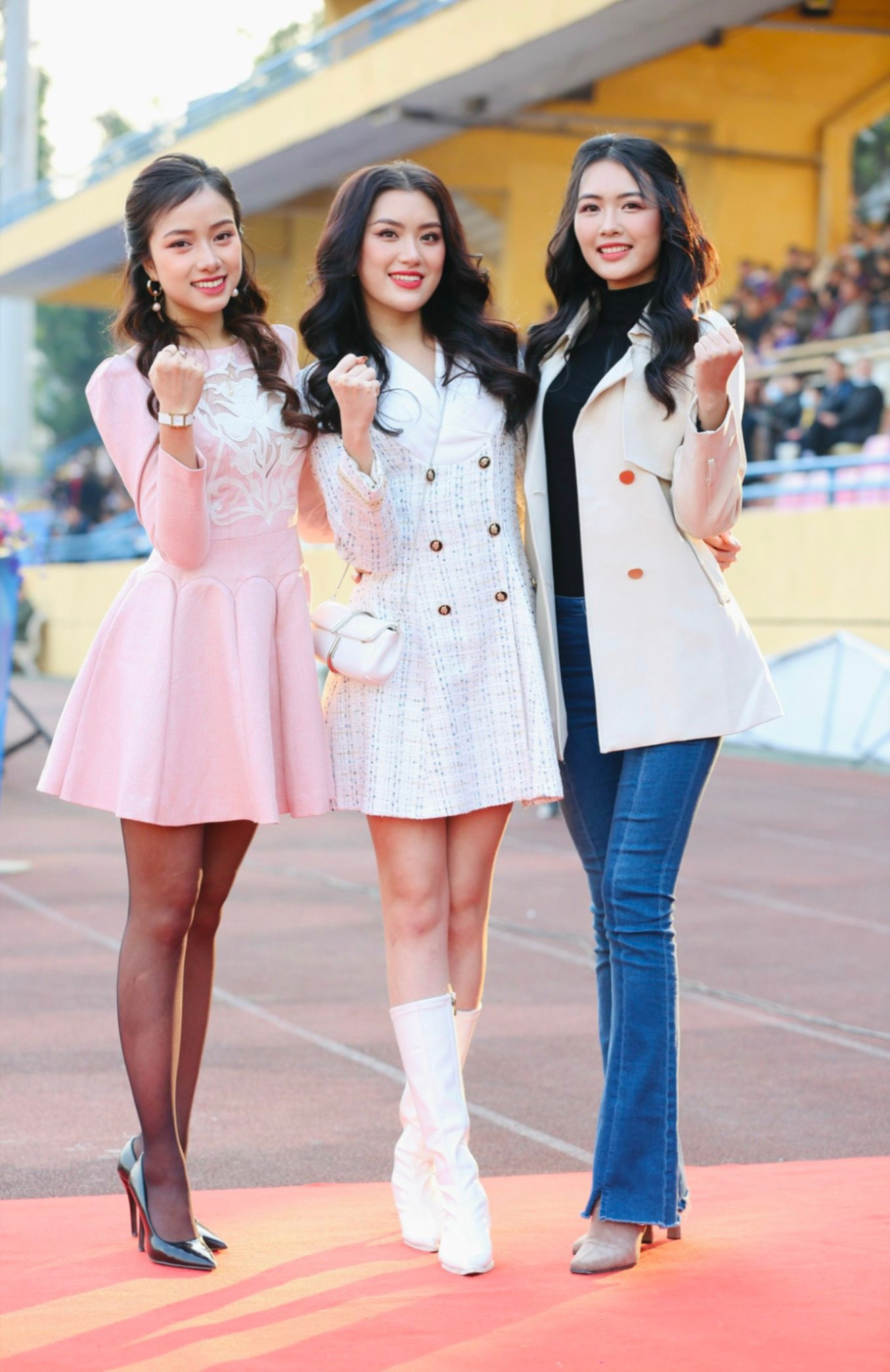 Bên cạnh Đỗ Mỹ Linh, dàn người đẹp Hoa hậu Việt Nam 2022 cũng tới sân Hàng Đẫy để theo dõi trận đấu và cổ vũ cho các cầu thủ. Trong ảnh là các người đẹp: Ngọc Mai - Người đẹp Nhân ái, top 5 Hoa hậu Việt Nam 2022; Phan Phương Oanh - top 10 Hoa hậu Việt Nam 2022 và Thanh Tâm - Người đẹp Truyền thông, Top 10 Hoa hậu Việt Nam 2022.