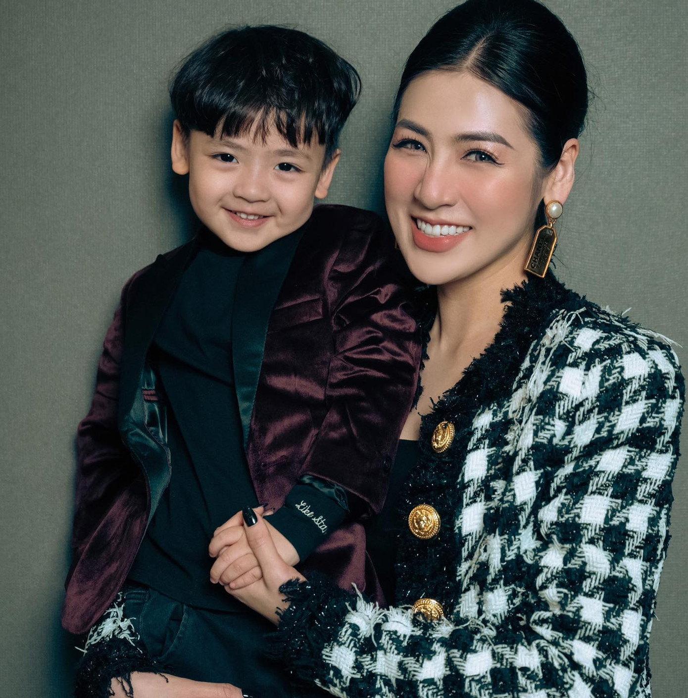 Á hậu Tú Anh khoe con trai kháu khỉnh trong ngày đầu năm mới. Nhóc tỳ nhà Tú Anh được xem là một trong những sao nhí gây chú ý vì có lượng theo dõi lớn trên mạng xã hội.