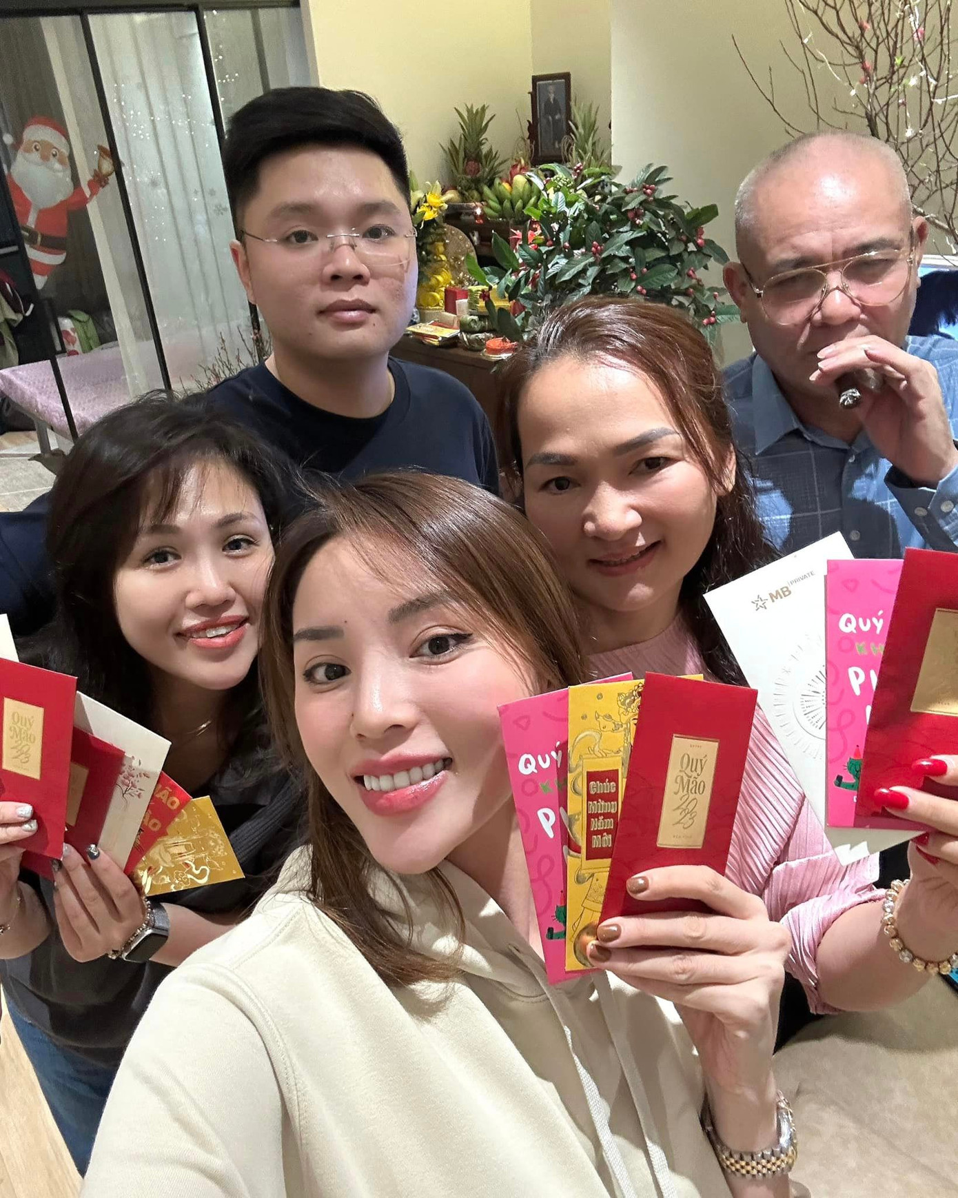 Hoa hậu Kỳ Duyên khoe hình ảnh giản dị đoàn tụ bên gia đình trong khoảnh khắc Giao thừa. Hiện sống, làm việc ở TPHCM nhưng mỗi dịp Tết Kỳ Duyên đều trở ra Bắc cùng gia đình.