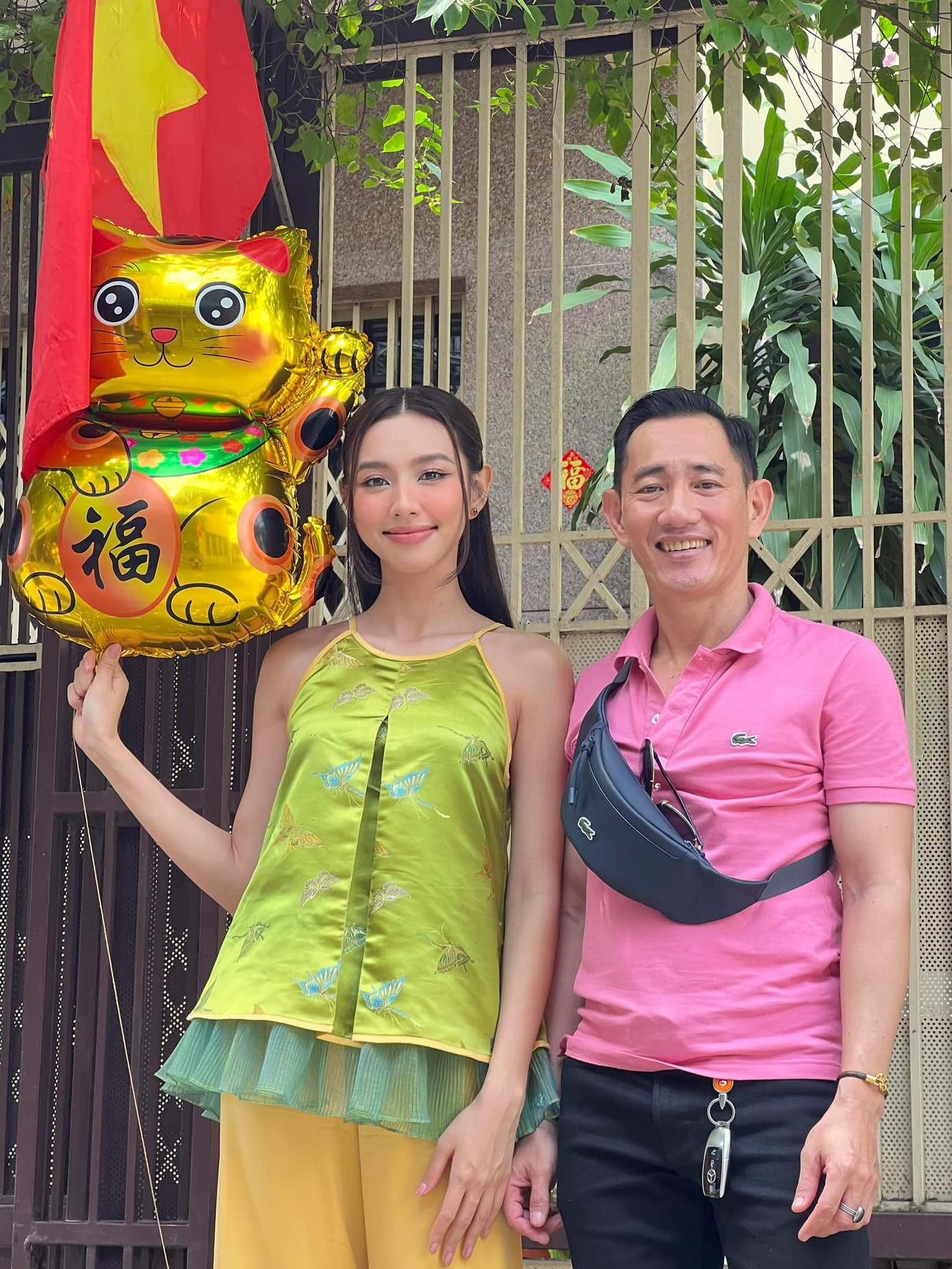 Hoa hậu Thùy Tiên chia sẻ hình ảnh đoàn tụ bên gia đình trong ngày đầu năm. Thùy Tiên mặc áo yếm họa tiết, phù hợp với không khí năm mới. Năm nào Thùy Tiên cũng dành thời gian đón Tết bên bố mẹ ở TPHCM. Sau đó, cô về quê ngoại, quê nội nếu có thời gian.