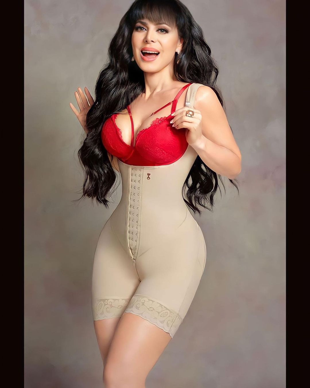 Dịp đầu năm mới, các diễn đàn sắc đẹp chia sẻ hình ảnh nóng bỏng ở tuổi 64 của cựu Hoa hậu Costa Rica 1978 - Maribel Guardia, thu hút sự chú ý của khán giả. Nhan sắc và cuộc sống của cựu hoa hậu ở tuổi xế chiều nhận được sự quan tâm của công chúng.