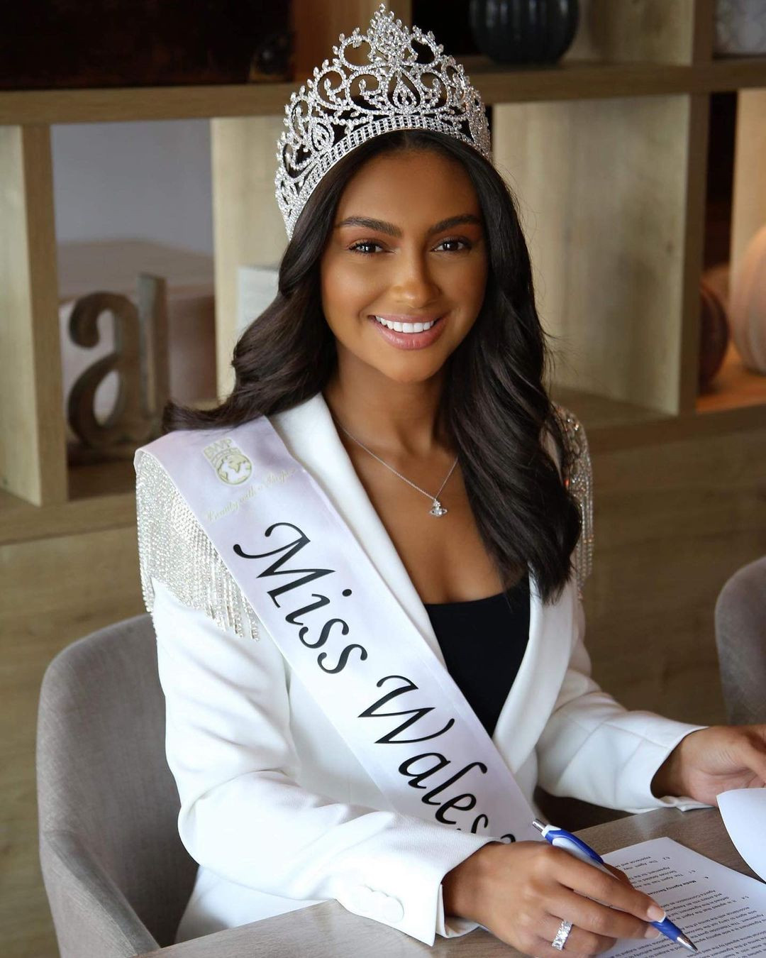 Darcey Corria là phụ nữ da màu đầu tiên đăng quang ngôi vị cao nhất trong lịch sử 70 năm tổ chức của cuộc thi Miss Wales.