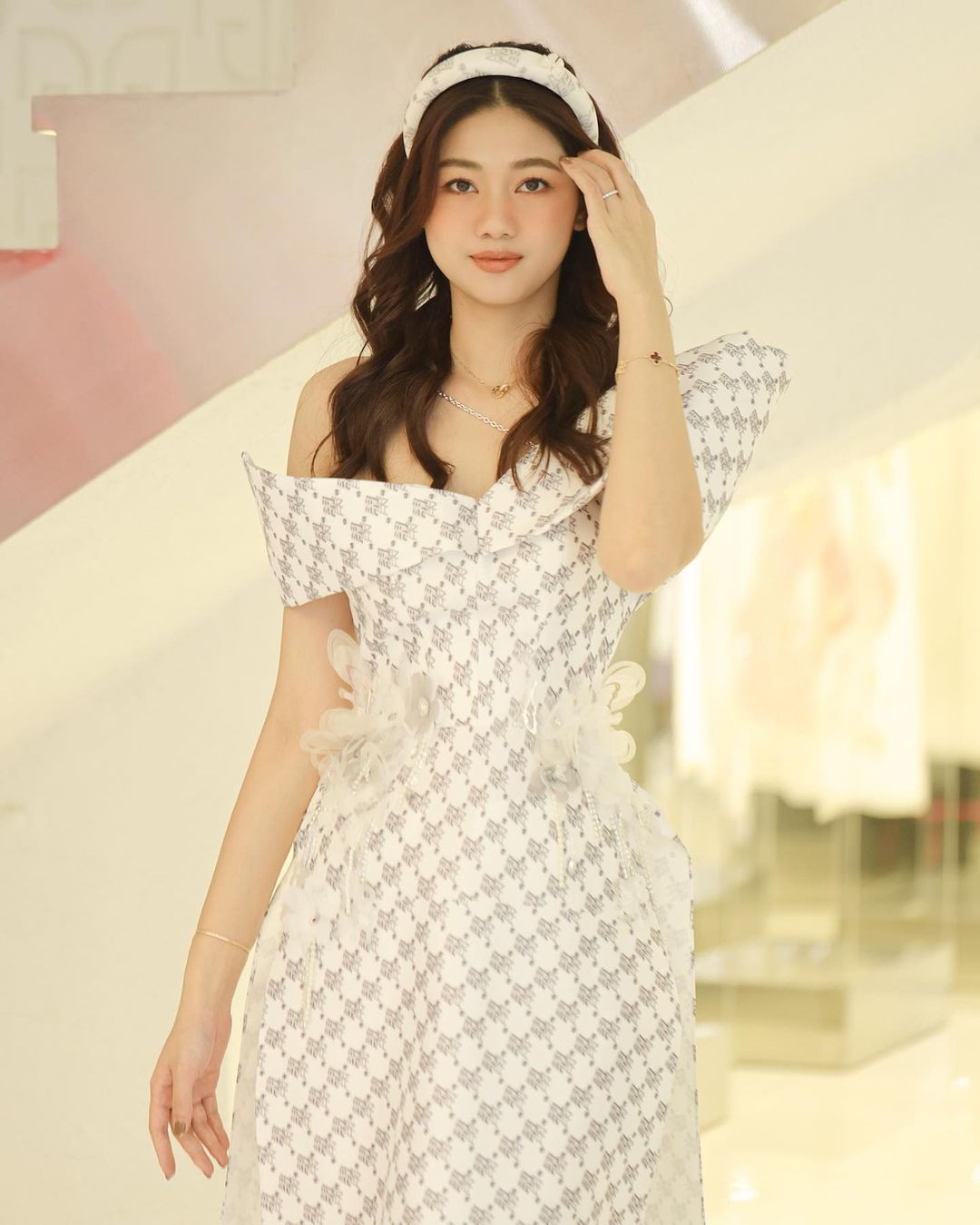 Á hậu Thanh Tú diện váy họa tiết khoe vai trần quyến rũ khi đi chơi trong ngày mùng 2 Tết. Dù đã có 2 con, Á hậu Việt Nam 2016 vẫn giữ được nhan sắc tươi trẻ, rạng rỡ.