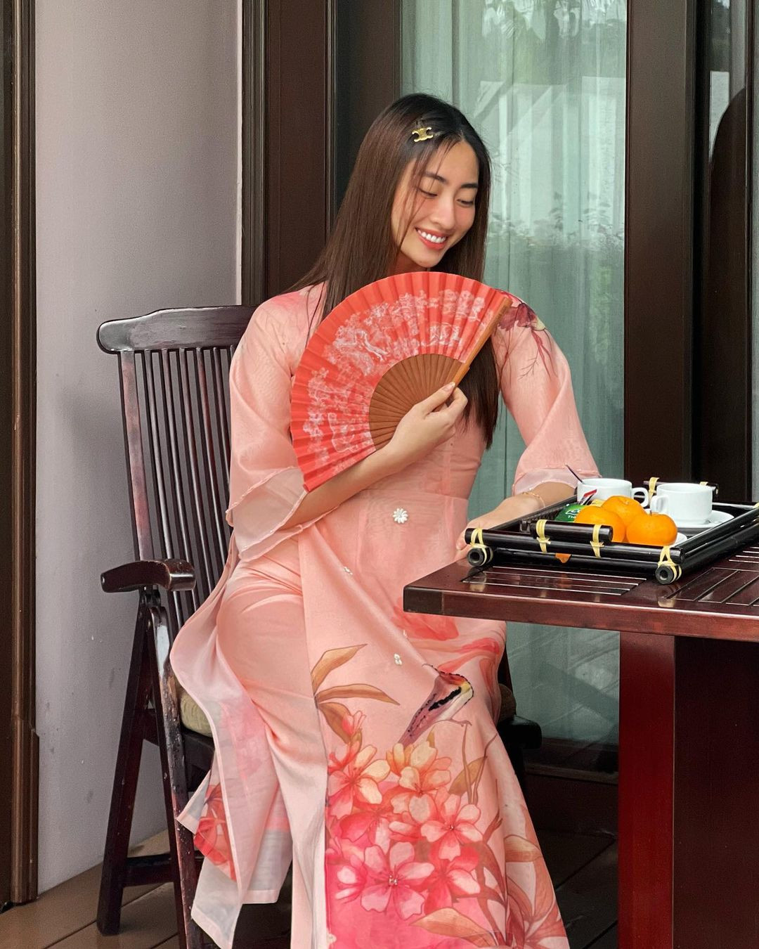 Hoa hậu Lương Thùy Linh diện áo dài khi đi thưởng trà ngày xuân cùng gia đình. Cô tận hưởng không khí thư giãn của những ngày đầu năm mới.