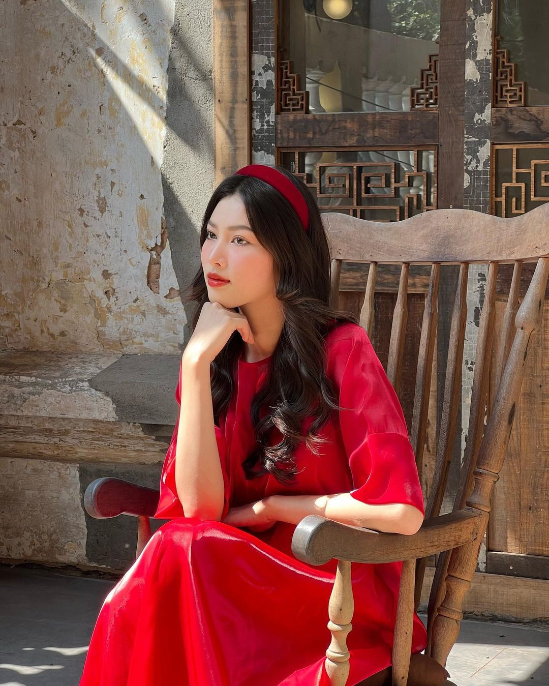 Á hậu Ngọc Thảo diện áo dài khăn đóng màu đỏ rực rỡ khi du xuân. Cô đón Tết ở TPHCM cùng bố mẹ.