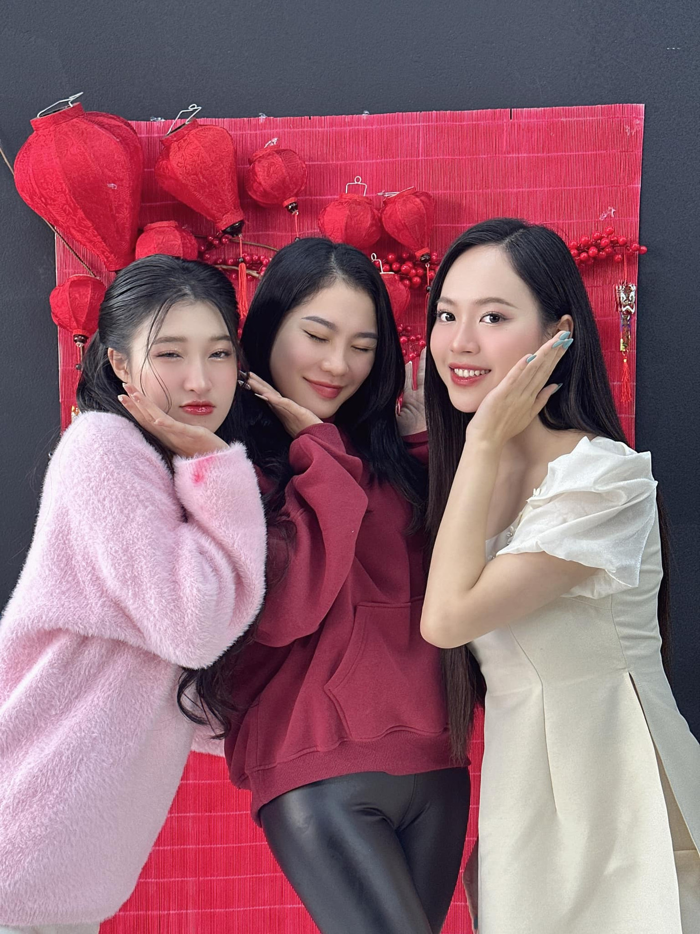 Hai á hậu Trịnh Thùy Linh và Nguyễn Phương Nhi hội ngộ trong ngày mùng 1 Tết. Hai người đẹp diện trang phục giản dị để ghi lại khoảnh khắc đầu năm mới. Vốn cùng quê Thanh Hóa, hai người đẹp có dịp gặp gỡ khi cùng về quê ăn Tết bên gia đình.