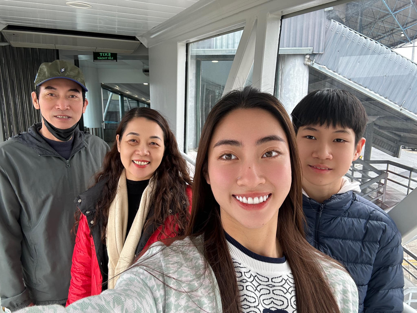 Hoa hậu Lương Thùy Linh dành tặng gia đình món quà đầu năm đó là một chuyến du lịch. Cô chia sẻ đã phải giữ kín thông tin kể từ khi về quê nhà ở Cao Bằng đón Tết. Bố mẹ và em trai của người đẹp đều ngỡ ngàng khi biết tin về chuyến đi.