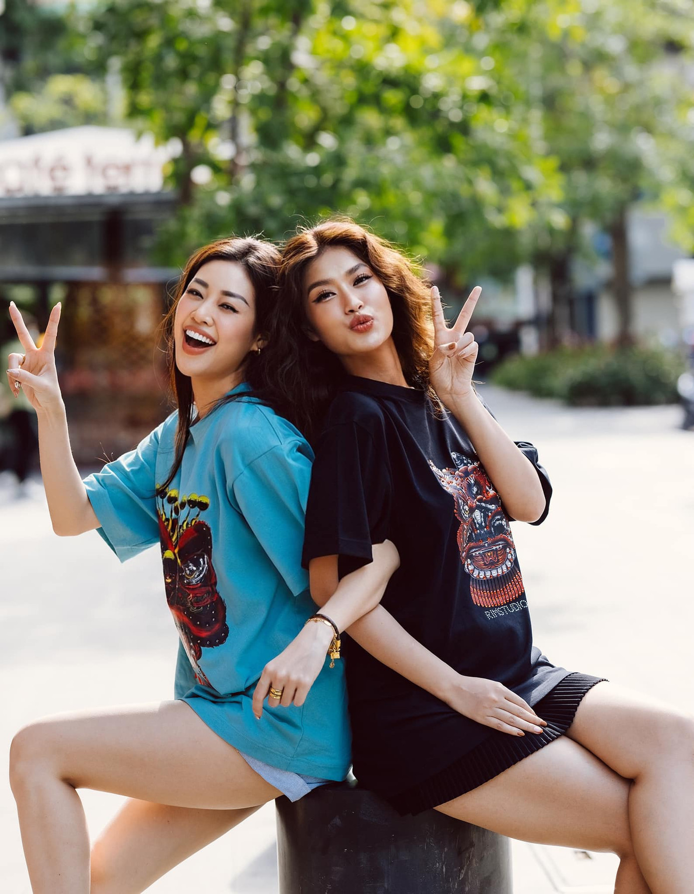 Hoa hậu Khánh Vân hội ngộ Hoa hậu Thiên Ân trên phố ngày đầu xuân. Hai người đẹp chọn phong cách áo giấu quần thoải mái. Khánh Vân và Thiên Ân thân thiết ngoài đời.