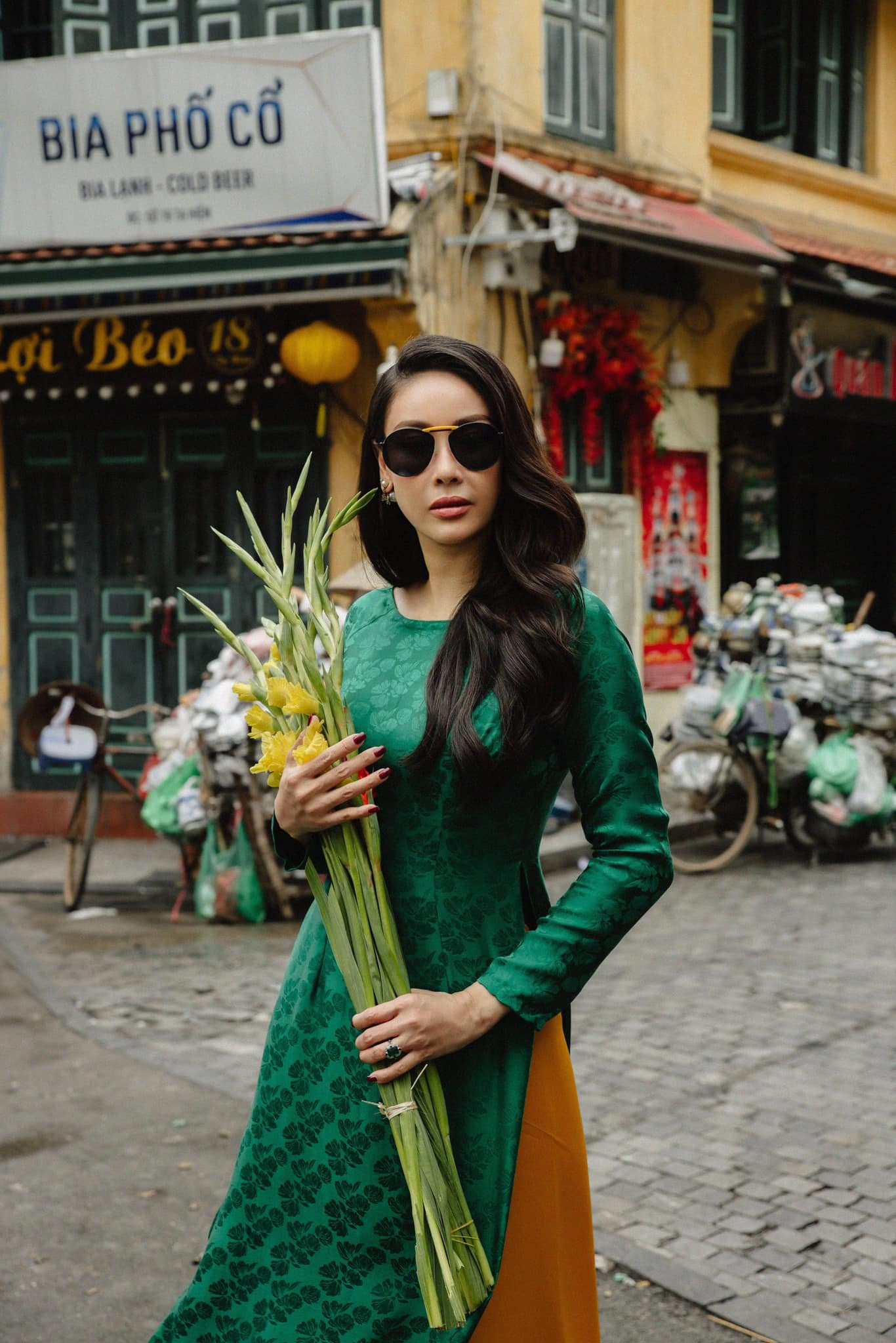 Năm nay, Hoa hậu Hà Kiều Anh dành thời gian cùng gia đình đón Tết ở thủ đô. Những năm trước, cô thường đón năm mới ở TPHCM hoặc ra nước ngoài. Ra Hà Nội, Hoa hậu Việt Nam 1992 diện áo dài xuống phố cổ những ngày đầu năm để tận hưởng không khí vắng vẻ, thoáng đãng hiếm hoi trong năm.