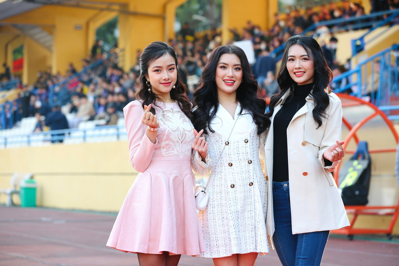 Bên cạnh Đỗ Mỹ Linh, dàn người đẹp Hoa hậu Việt Nam 2022 cũng tới sân Hàng Đẫy để theo dõi trận đấu và cổ vũ cho các cầu thủ. Trong ảnh là các người đẹp: Ngọc Mai - Người đẹp Nhân ái, top 5 Hoa hậu Việt Nam 2022; Phan Phương Oanh - top 10 Hoa hậu Việt Nam 2022 và Thanh Tâm - Người đẹp Truyền thông, Top 10 Hoa hậu Việt Nam 2022.
