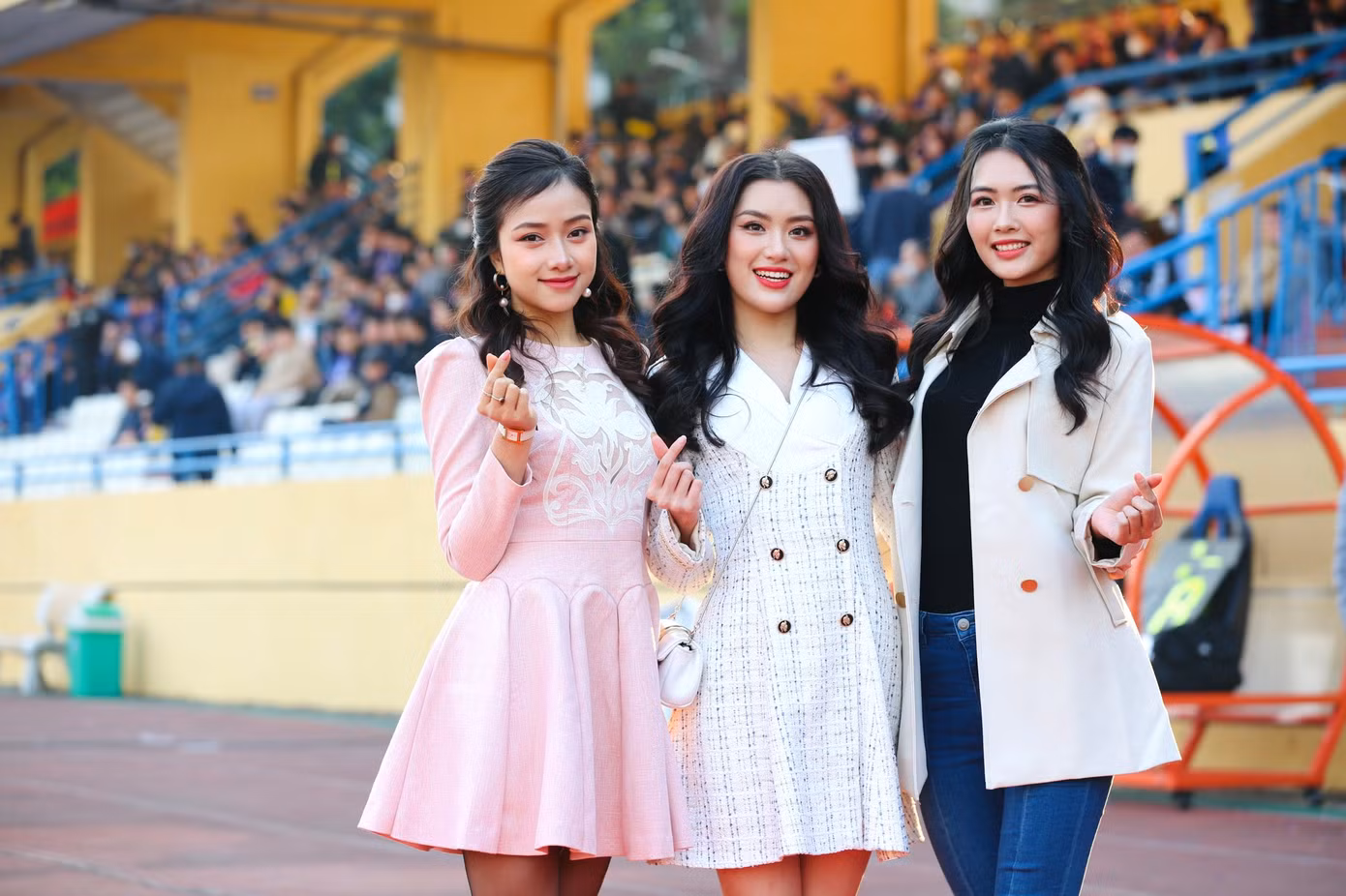 Bên cạnh Đỗ Mỹ Linh, dàn người đẹp Hoa hậu Việt Nam 2022 cũng tới sân Hàng Đẫy để theo dõi trận đấu và cổ vũ cho các cầu thủ. Trong ảnh là các người đẹp: Ngọc Mai - Người đẹp Nhân ái, top 5 Hoa hậu Việt Nam 2022; Phan Phương Oanh - top 10 Hoa hậu Việt Nam 2022 và Thanh Tâm - Người đẹp Truyền thông, Top 10 Hoa hậu Việt Nam 2022.