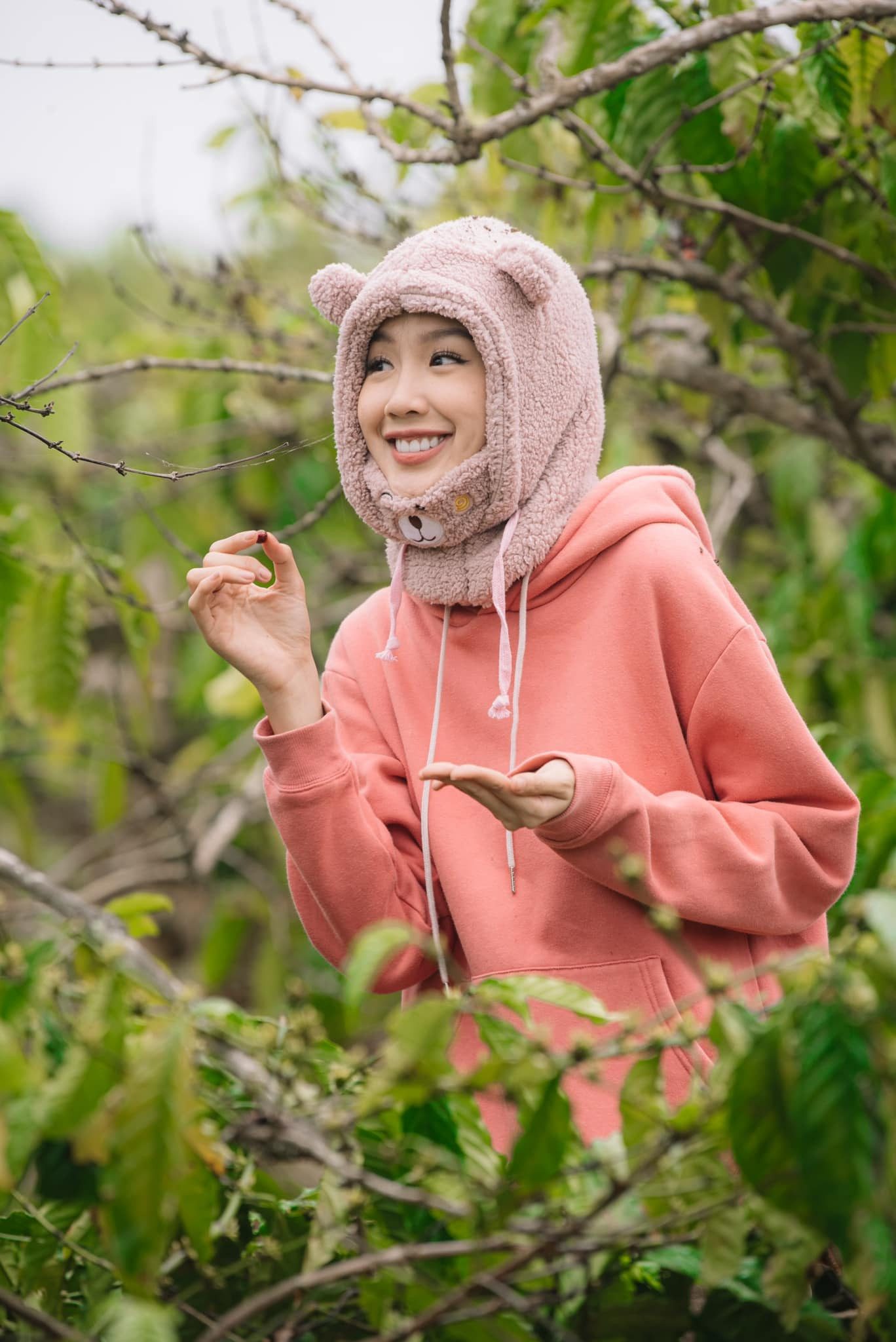 Ngày mùng 5 Tết, Hoa hậu Bảo Ngọc thăm vườn cà phê. Tết là khoảng thời gian hiếm hoi Bảo Ngọc được nghỉ ngơi sau một năm bận rộn với nhiều cuộc thi nhan sắc trong nước và quốc tế. Sau Tết, người đẹp Cần Thơ tiếp tục hoàn thành nghĩa vụ Hoa hậu Liên lục địa trong thời gian đương nhiệm.