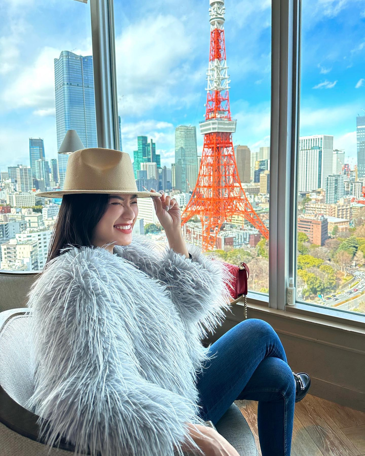 Á hậu Kim Duyên đón năm mới ở Nhật. Cô diện áo lông cá tính kết hợp cùng quần jeans.