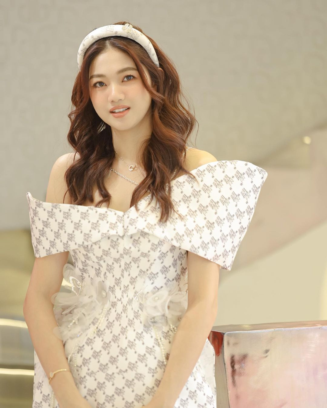 Á hậu Thanh Tú diện váy họa tiết khoe vai trần quyến rũ khi đi chơi trong ngày mùng 2 Tết. Dù đã có 2 con, Á hậu Việt Nam 2016 vẫn giữ được nhan sắc tươi trẻ, rạng rỡ.