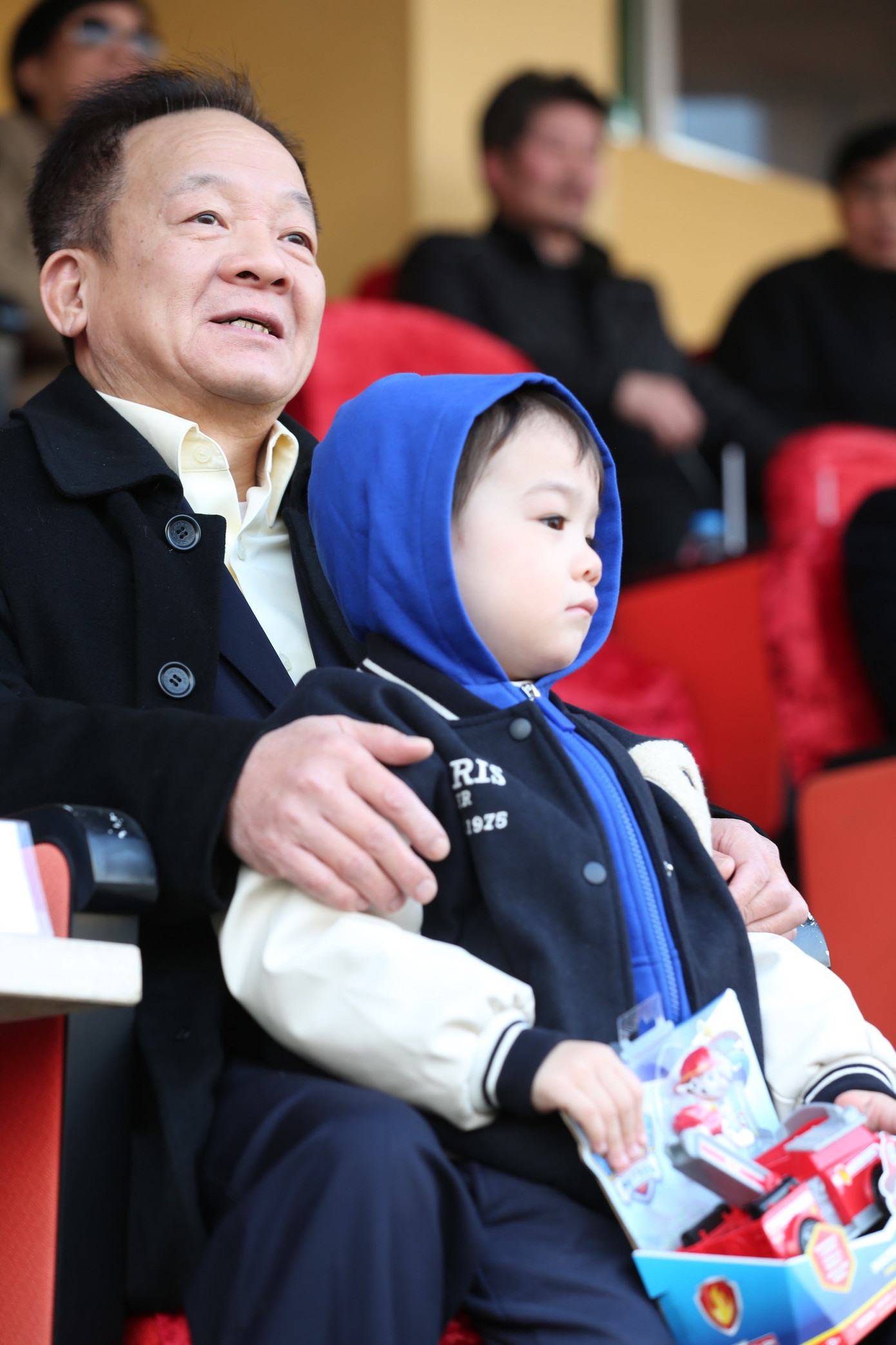 Đỗ Mỹ Linh ngồi ngay sau lưng ông xã Đỗ Vinh Quang để theo dõi trận đấu. Bố chồng cô là ông Đỗ Quang Hiển cũng có mặt trên khán đài. “Tôi đang rất hồi hộp theo dõi trận đấu. Tôi có niềm tin rằng các cầu thủ CLB Hà Nội sẽ quyết tâm và nỗ lực 100% để có thể lần thứ 2 giành cú ăn ba lịch sử, trở thành đội giành nhiều Siêu cúp nhất bóng đá Việt Nam. Đây là một vinh dự hiếm có và tất cả mọi người, từ ban lãnh đạo đến các cầu thủ đều đang hừng hực khí thế”, cô chia sẻ trước giờ bóng lăn.