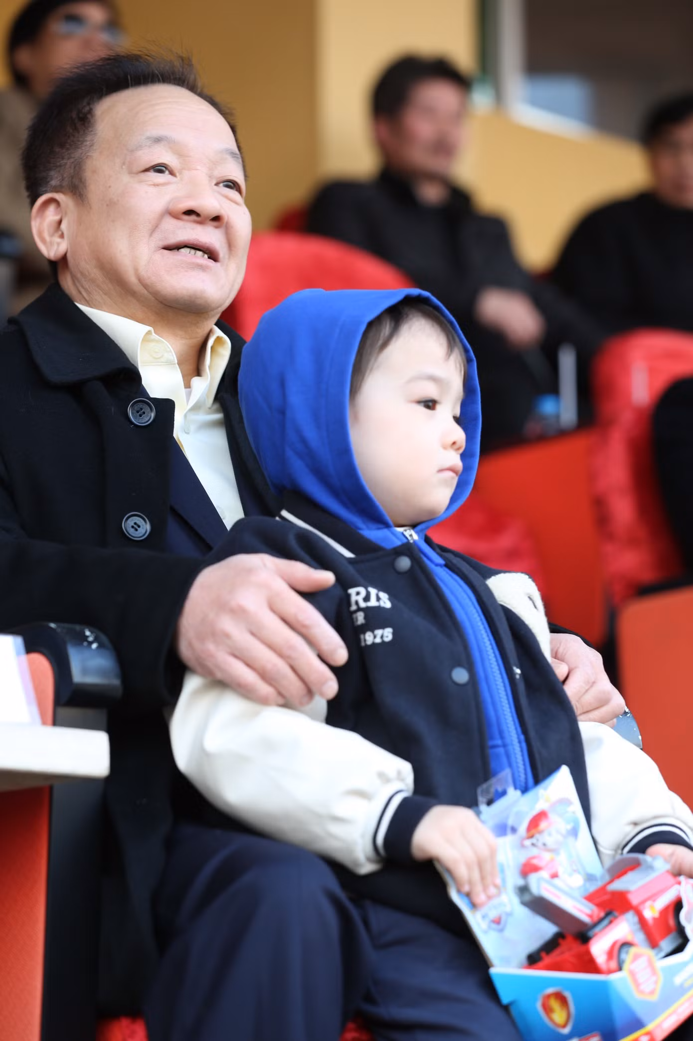 Đỗ Mỹ Linh ngồi ngay sau lưng ông xã Đỗ Vinh Quang để theo dõi trận đấu. Bố chồng cô là ông Đỗ Quang Hiển cũng có mặt trên khán đài. “Tôi đang rất hồi hộp theo dõi trận đấu. Tôi có niềm tin rằng các cầu thủ CLB Hà Nội sẽ quyết tâm và nỗ lực 100% để có thể lần thứ 2 giành cú ăn ba lịch sử, trở thành đội giành nhiều Siêu cúp nhất bóng đá Việt Nam. Đây là một vinh dự hiếm có và tất cả mọi người, từ ban lãnh đạo đến các cầu thủ đều đang hừng hực khí thế”, cô chia sẻ trước giờ bóng lăn.