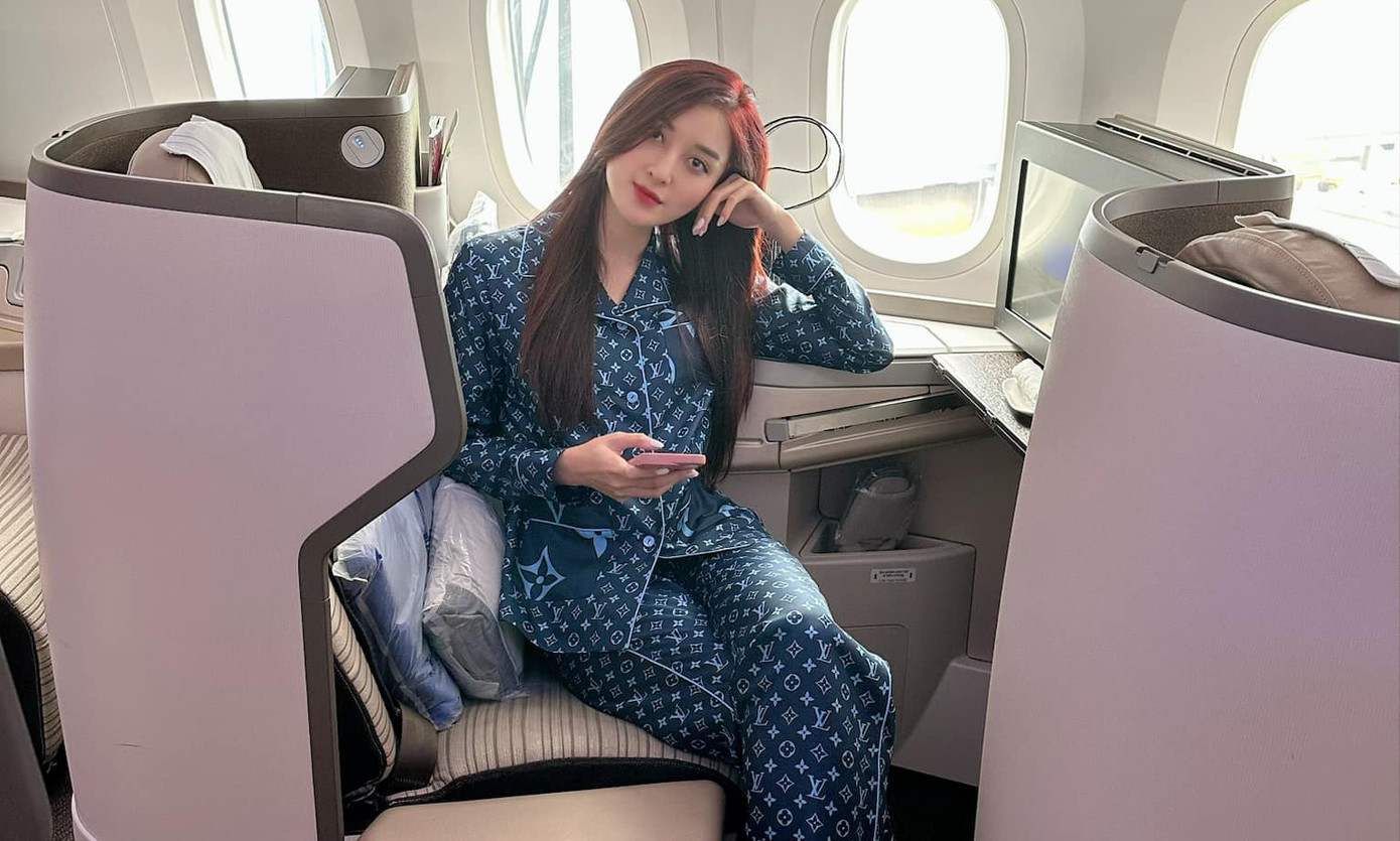 Á hậu Huyền My cùng gia đình du lịch châu Âu trong ngày mùng 2 Tết. Huyền My chia sẻ gia đình cô có truyền thống đi du lịch nước ngoài vào dịp Tết Nguyên đán. Tuy nhiên, 3 năm qua do dịch bệnh nên cô đón Tết ở Hà Nội. Năm nay, Huyền My háo hức vì được cùng gia đình đi chơi, xả stress sau một năm làm việc căng thẳng với cương vị là biên tập viên thể thao.