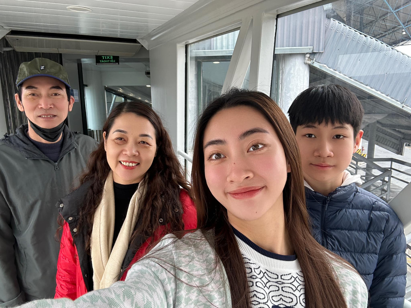 Hoa hậu Lương Thùy Linh dành tặng gia đình món quà đầu năm đó là một chuyến du lịch. Cô chia sẻ đã phải giữ kín thông tin kể từ khi về quê nhà ở Cao Bằng đón Tết. Bố mẹ và em trai của người đẹp đều ngỡ ngàng khi biết tin về chuyến đi.