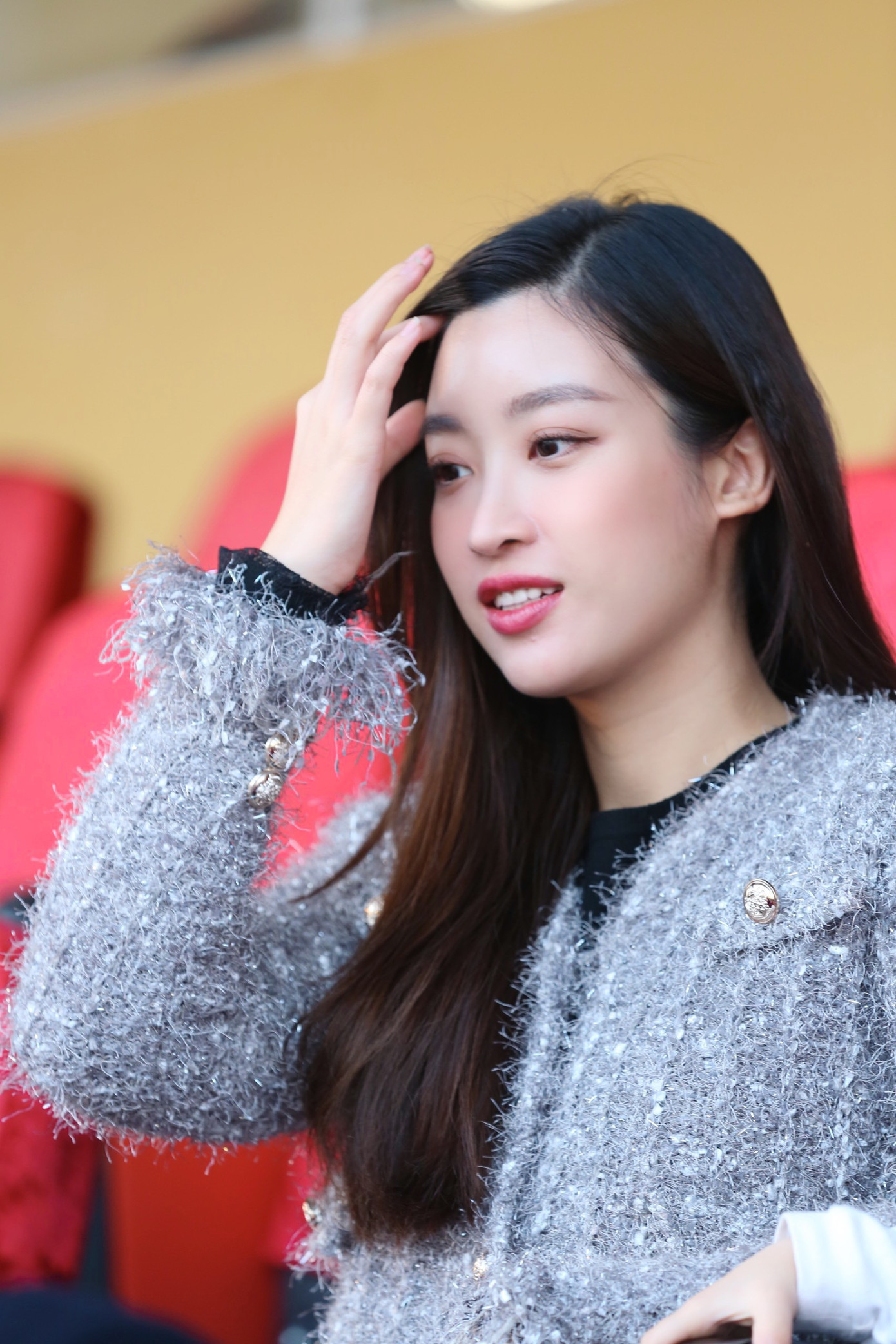 Chiều 29/1, Hoa hậu Đỗ Mỹ Linh có mặt tại Sân vận động Hàng Đẫy để theo dõi trận tranh Siêu cúp bóng đá Quốc gia - Cúp THACO năm 2022 giữa CLB Hà Nội và CLB Hải Phòng. Người đẹp ăn mặc giản dị trên khán đài. Với tư cách là một biên tập viên thể thao của VTV, đồng thời là bà xã của ông Đỗ Vinh Quang – Chủ tịch CLB Hà Nội, Hoa hậu Đỗ Mỹ Linh chia sẻ cô rất háo hức với trận đấu này và hy vọng đội bóng của ông xã sẽ làm nên lịch sử ở Siêu cúp năm nay.