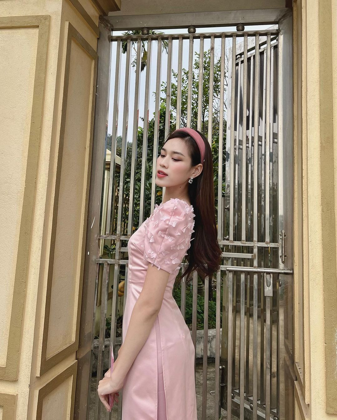 Hoa hậu Đỗ Thị Hà khoe sắc dịu dàng với áo dài màu hồng pastel. Năm nào cô cũng về ăn Tết ở Hậu Lộc, Thanh Hóa. Thời tiết Tết miền Bắc năm nay mát nhẹ, thuận tiện cho các người đẹp mặc áo dài du xuân.