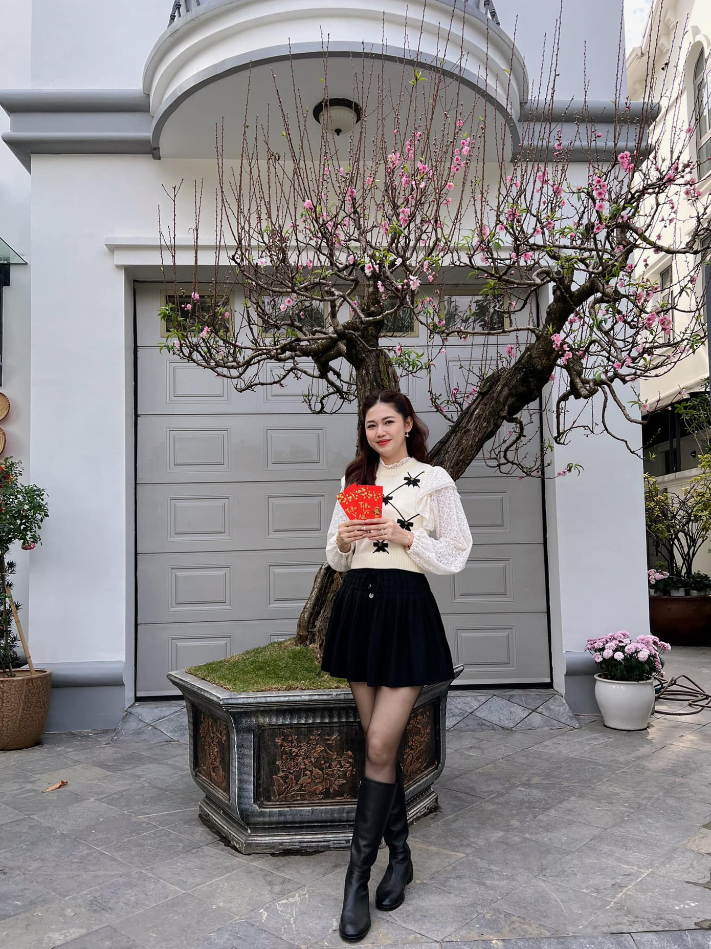 Á hậu Thanh Tú chia sẻ niềm vui khi năm nay có chị gái Trà My cùng đón Tết ở thủ đô. Những ngày Tết, Thanh Tú thường diện những trang phục thanh lịch, nữ tính. Cô yêu thích phong cách kết hợp chân váy xoè và áo dài tay chất liệu thun, len.