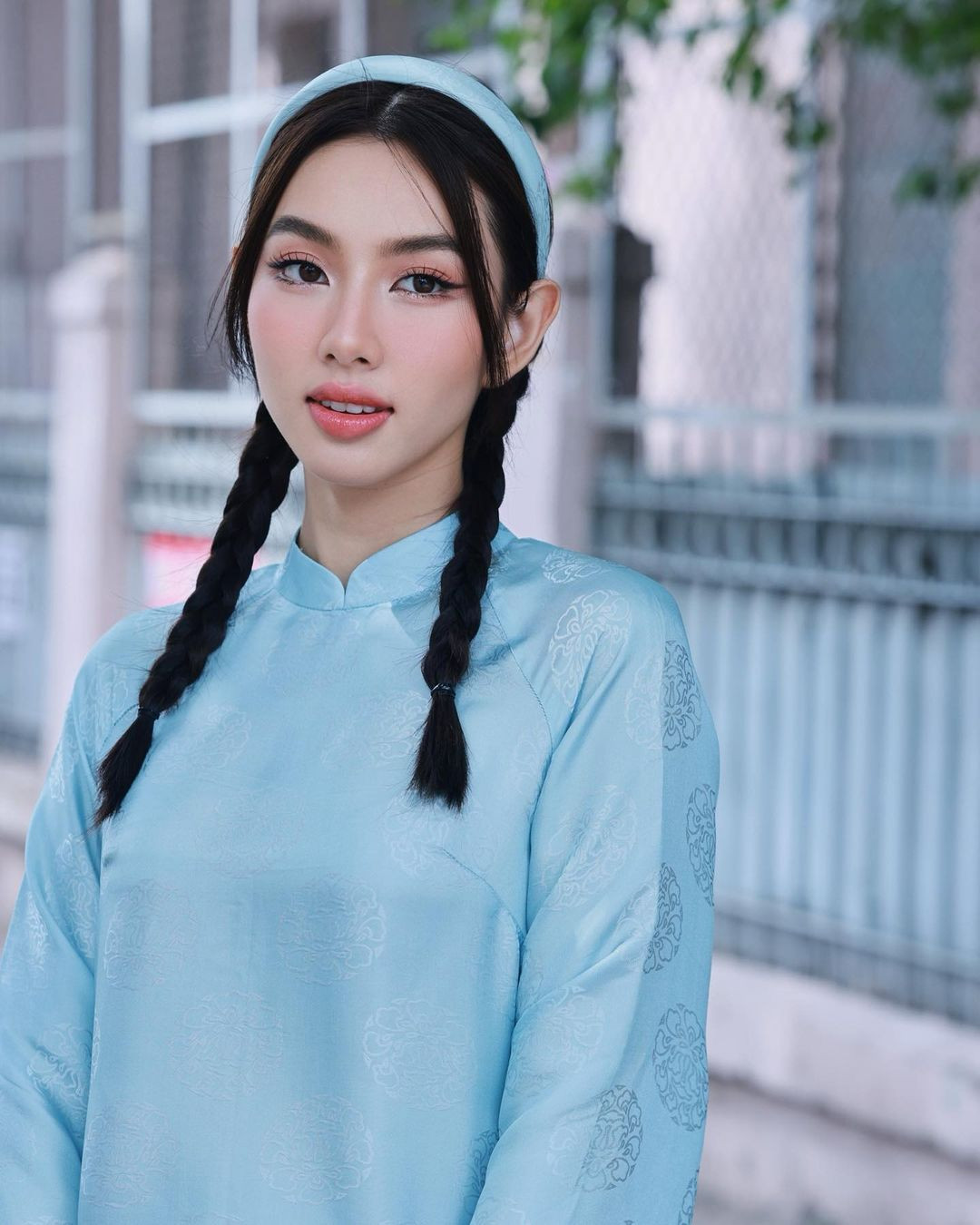 Hoa hậu Thùy Tiên diện áo dài tông màu xanh nền nã, dịu dàng khi du xuân trong ngày mùng 2 Tết. 2022 là năm Thùy Tiên kết thúc nhiệm kỳ Miss Grand International. Cô đã có một năm đương nhiệm thành công, tạo được ảnh hưởng trên nhiều lĩnh vực.