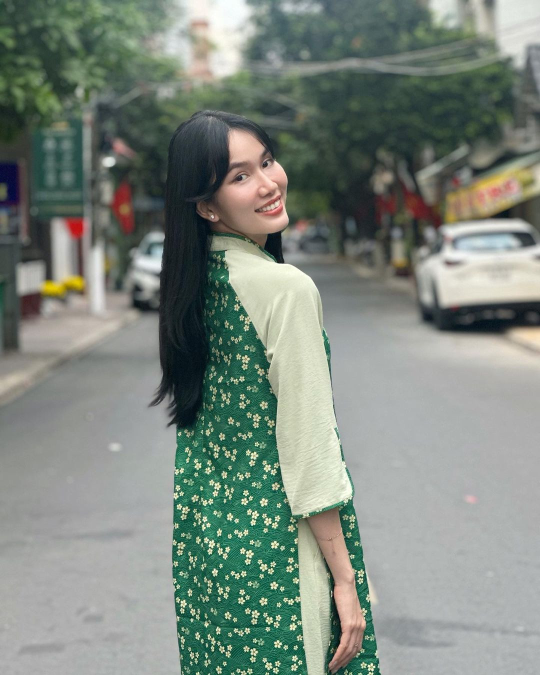 Á hậu Phương Anh diện áo dài dạo phố ngày đầu năm mới. Cô chia sẻ cảm giác thích thú khi đường phố vắng vẻ, thoáng đãng dịp Tết.