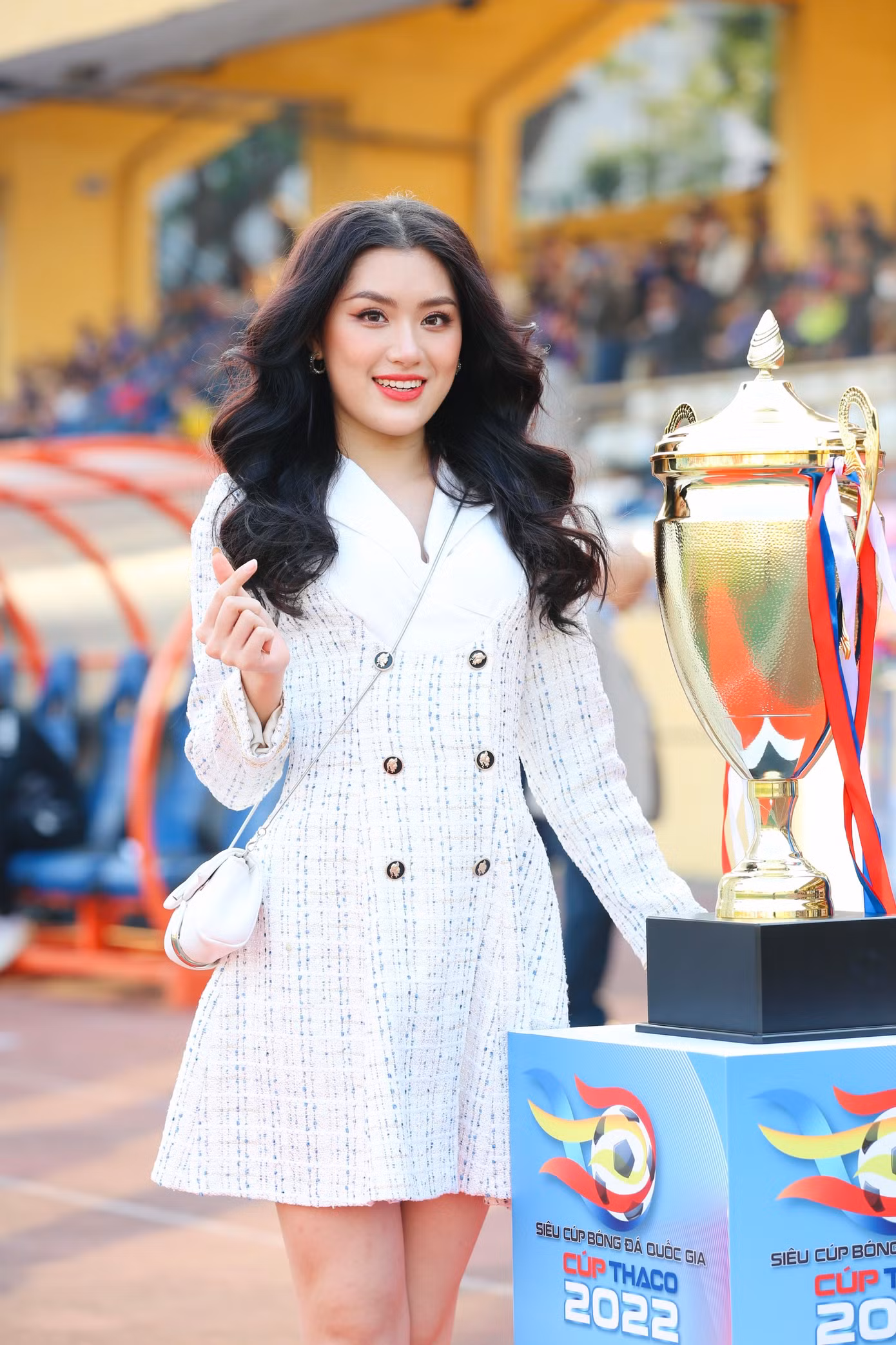Top 10 Hoa hậu Việt Nam 2022 - Phan Phương Oanh diện váy trắng thanh lịch khi đến theo dõi trận đấu. Cô chia sẻ niềm vui khi được đồng hành cùng sự kiện thể thao, xã hội uy tín và có sức lan tỏa như Siêu cúp quốc gia 2022.