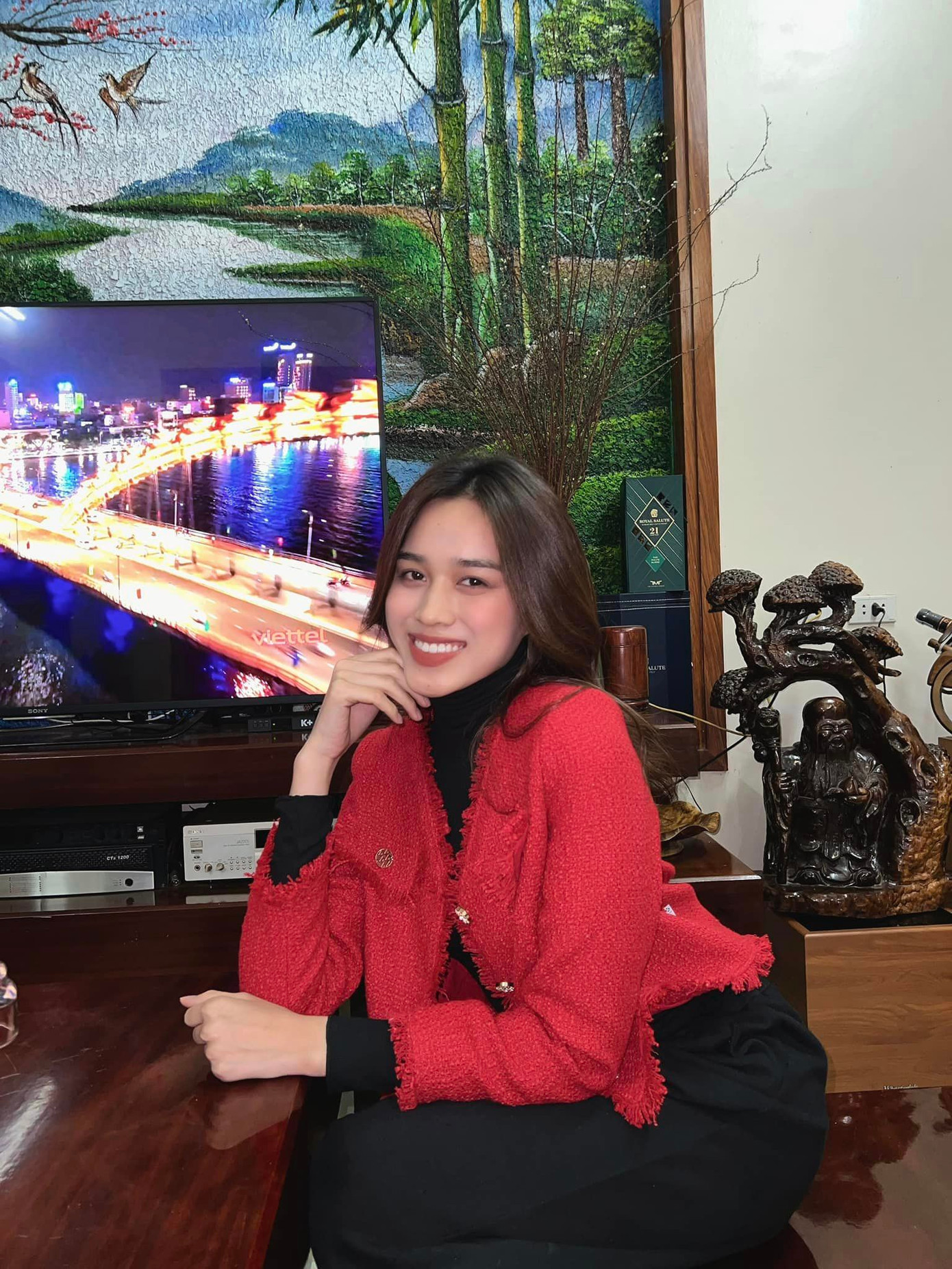 Hoa hậu Đỗ Thị Hà diện trang phục giản dị khi đón Giao thừa cùng gia đình. Năm nào, cô cũng thu xếp công việc để về nhà ở Hậu Lộc, Thanh Hoá đón Tết. Đỗ Thị Hà từng gây chú ý với hình ảnh xắn quần lau nhà, ra vườn hái rau, bắt cá để chuẩn bị cho mâm cơm ngày Tết.