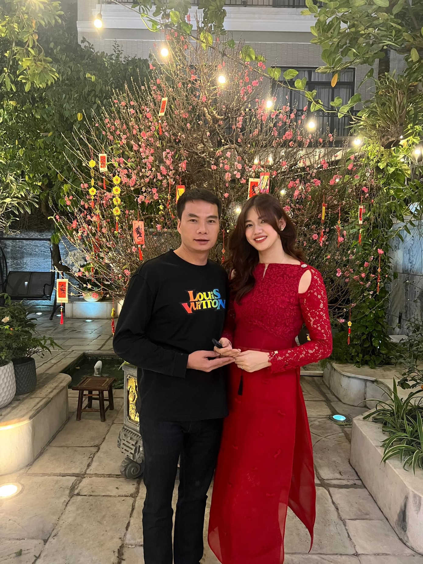 Á hậu Thanh Tú chia sẻ hình ảnh tình cảm bên ông xã trong ngày đầu năm. Người đẹp diện áo dài tông màu đỏ nổi bật. Sau nhiều năm kết hôn, cả hai đã có hai con trai kháu khỉnh.