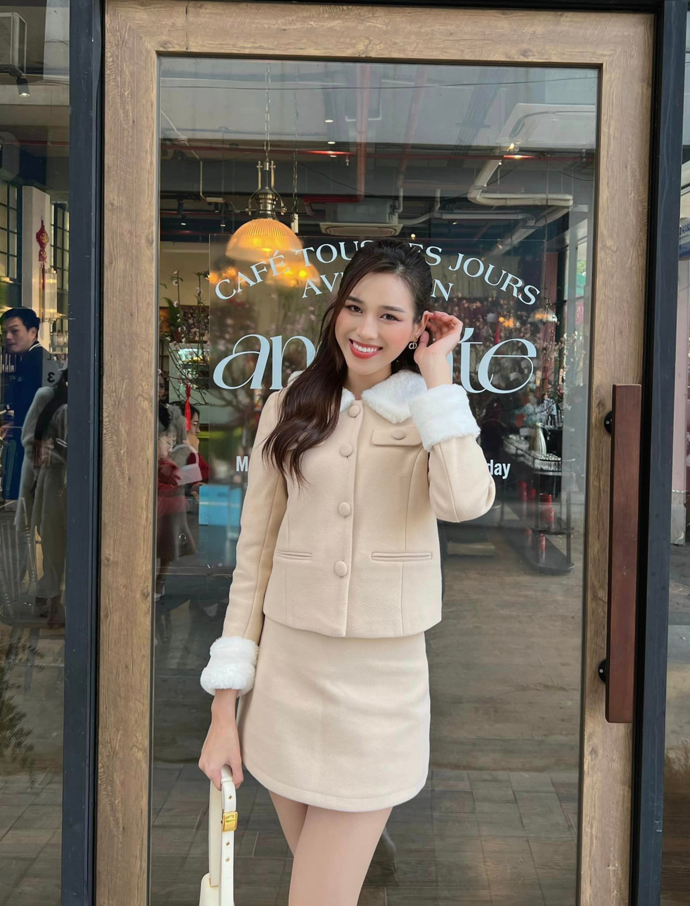 Hoa hậu Đỗ Thị Hà diện set đồ tông màu kem kín đáo khi du xuân trong ngày mùng 2 Tết. Cô chọn những trang phục giản dị, thanh lịch khi về quê đón Tết. 2022 là năm đáng nhớ với Đỗ Thị Hà khi cô vào top 13 tại cuộc thi Miss World và kết thúc nhiệm kỳ Hoa hậu Việt Nam 2020. Người đẹp chia sẻ dự định lấn sân lĩnh vực kinh doanh.